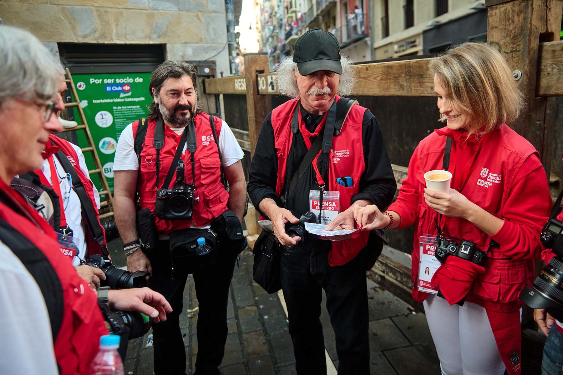 Kimmich Javier actúa como croupier, repartiendo la suerte para la colocación de los fotógrafos en el vallado de la curva de Mercaderes. (Foto Miguel Osés Muruzábal, cortesía del autor)