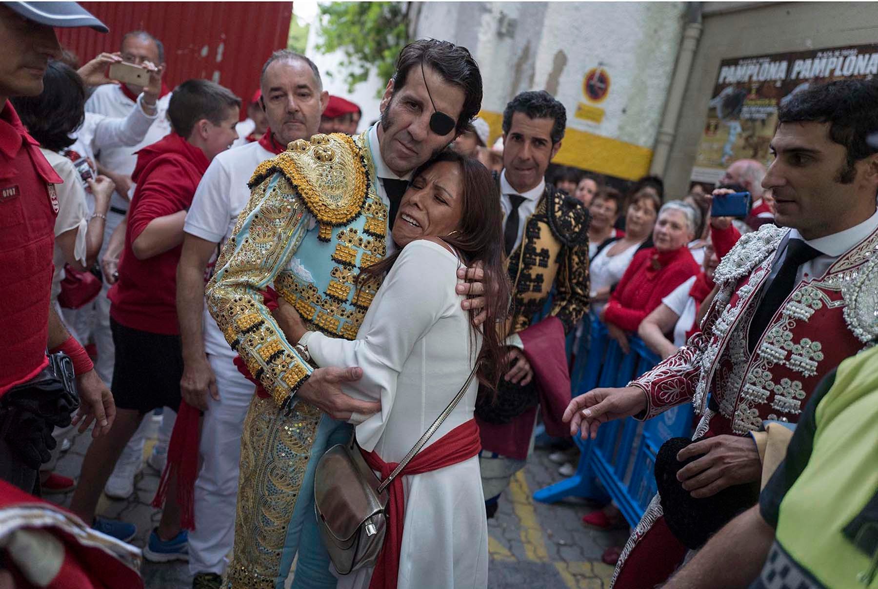 Una admiradora achucha efusivamente a Juan José Padilla junto a la puerta del patio de caballos (Foto John Kimmich Javier, cortesía del autor)
