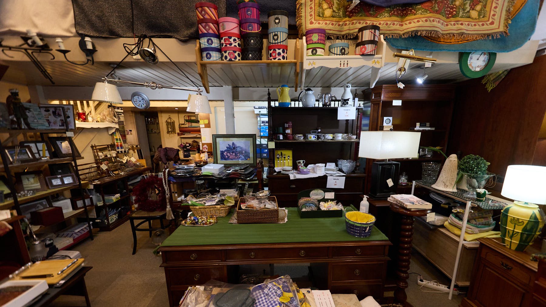 Muebles Ezcurdia en la calle Paulino Caballero 41 de Pamplona. IÑIGO ALZUGARAY