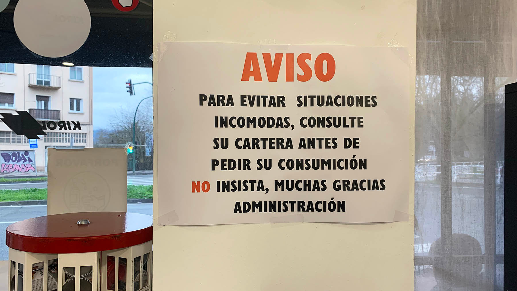 Cartel colocado en el interior del bar Aizu en el barrio de Echavacoiz en Pamplona. navarra.com