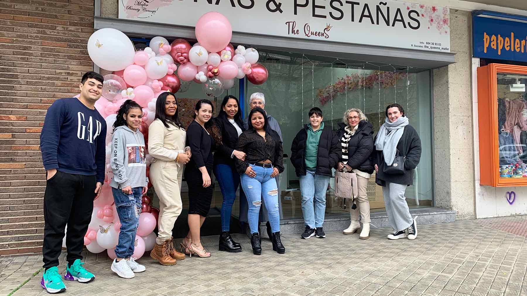 Foto de grupo en la inauguración de la nueva tienda de uñas y pestañas en Pamplona. Navarra.com