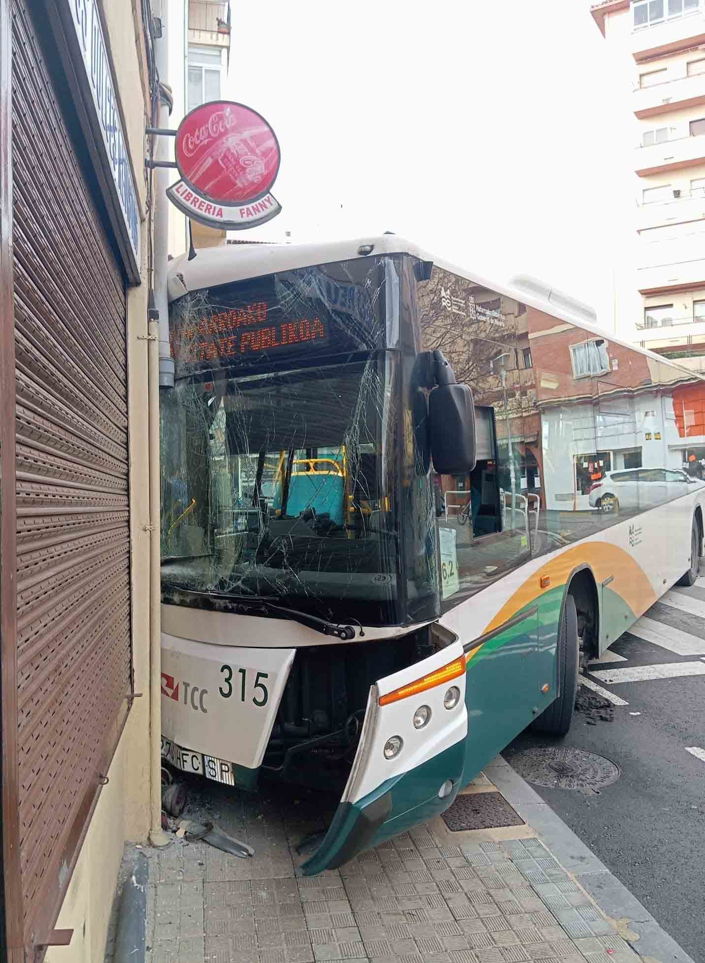 Imagen del estado de la villavesa tras el accidente. CEDIDA