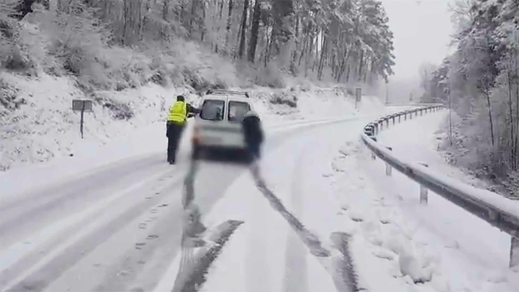 La nieve obliga a cerrar al tráfico dos carreteras de Navarra y complica la circulación en la red viaria