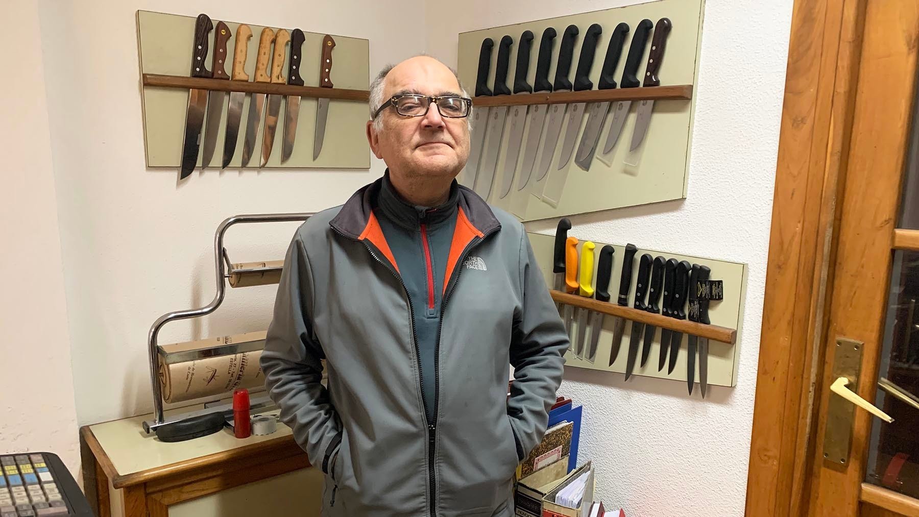Jesús María Gil en el interior de su cuchilléria en Estella. navarra.com