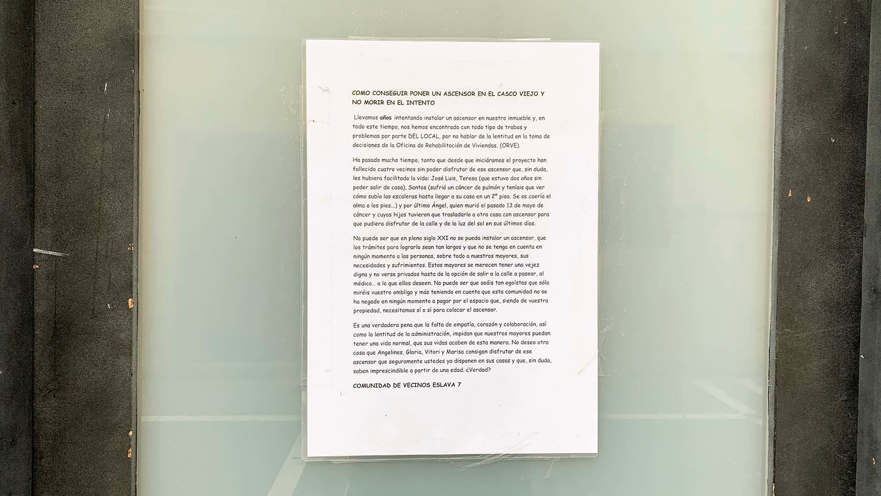 Cartel colocado en el portal de la Comunidad de vecinos de la calle Eslava 7 de Pamplona. Navarra.com
