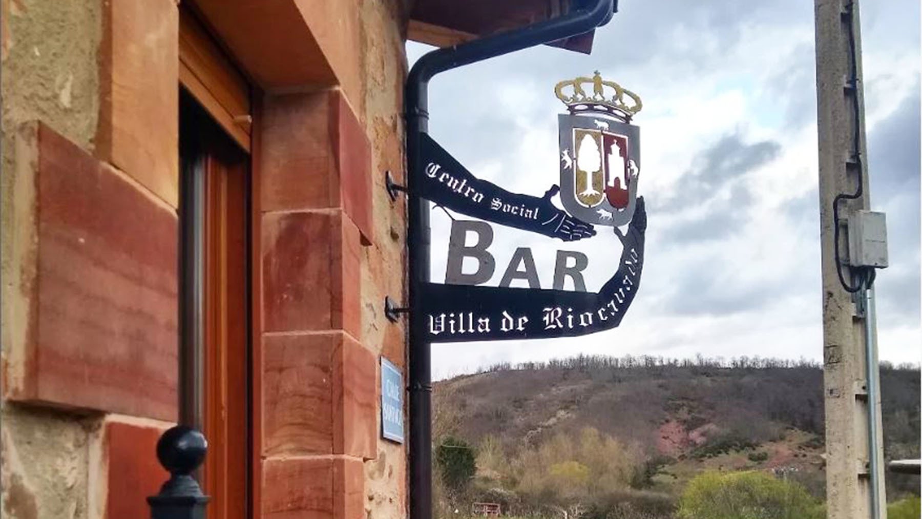 Fachada del bar y centro social de Riocavado de la Sierra (Burgos). Foto Instagram.