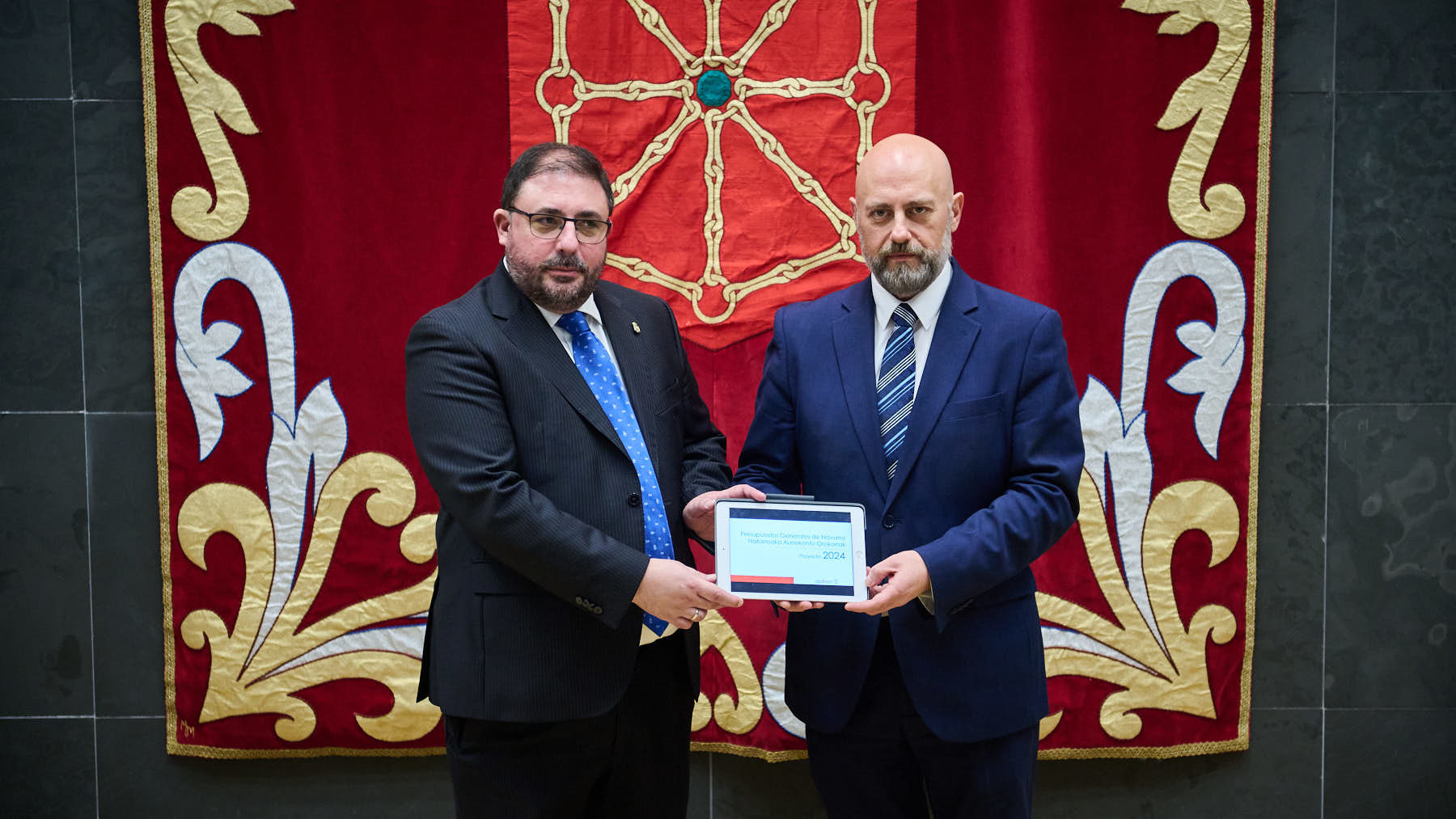 El presidente del Parlamento de Navarra, Unai Hualde, recibe de manos del consejero de Economía y Hacienda, José Luis Arasti, el proyecto de Presupuestos Generales de la Comunidad foral para el año 2024. PABLO LASAOSA