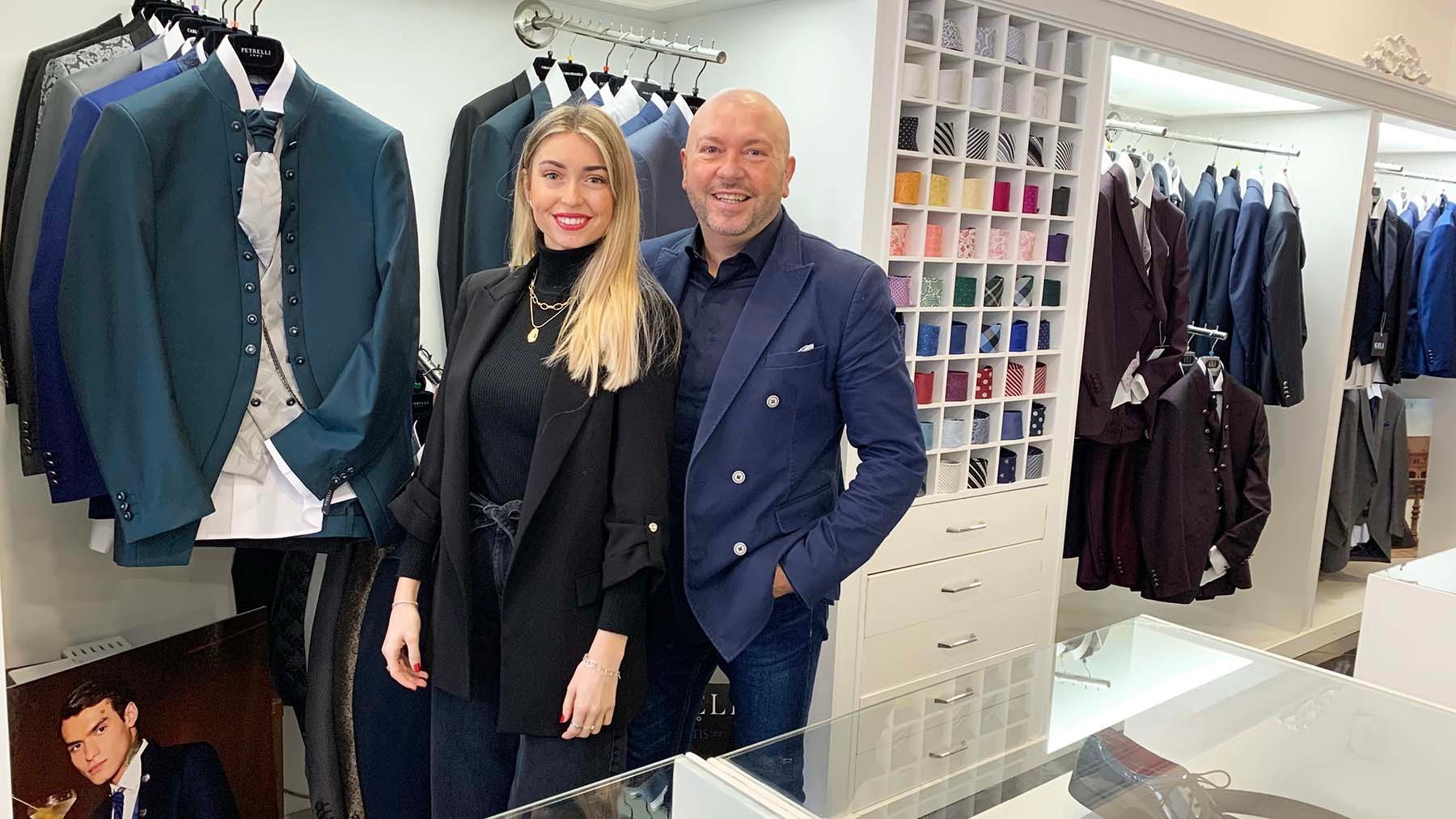 Paula Hernández junto a su padre Javier en la boutique Gala de Pamplona. Navarra.com