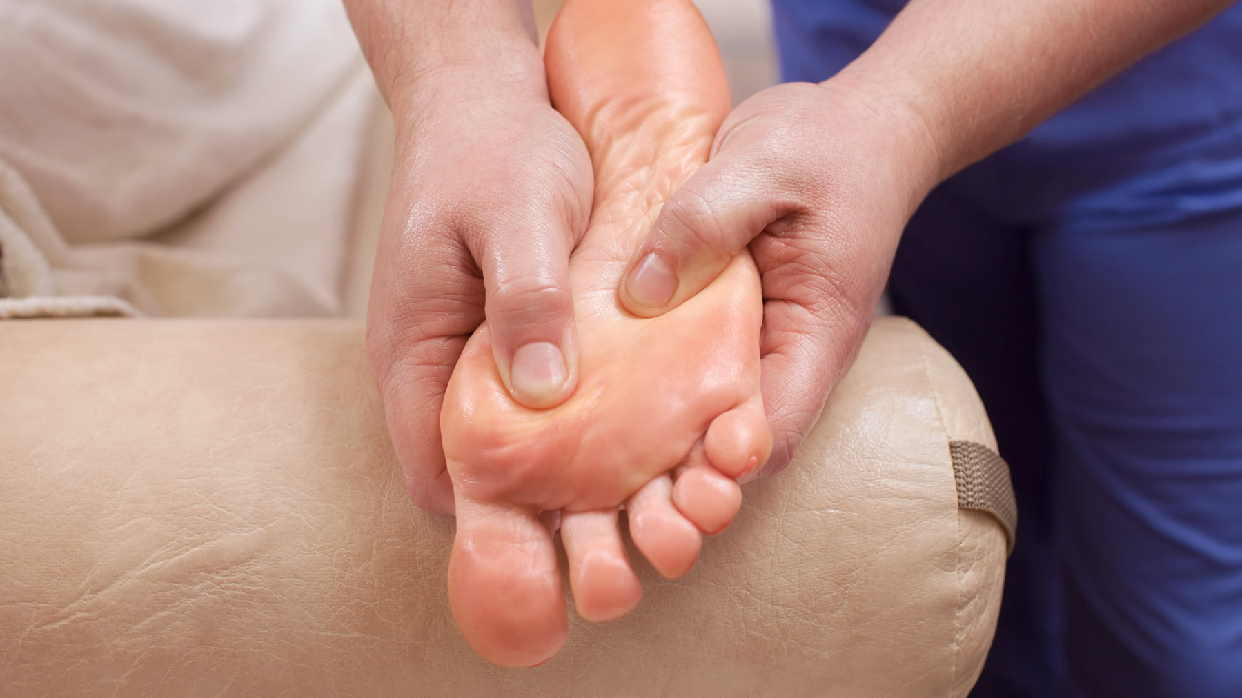 Un profesional masajeando los pies de un paciente. CEDIDA UNIVERSIDAD DE EUNEIZ - SHUTTERSTOCK