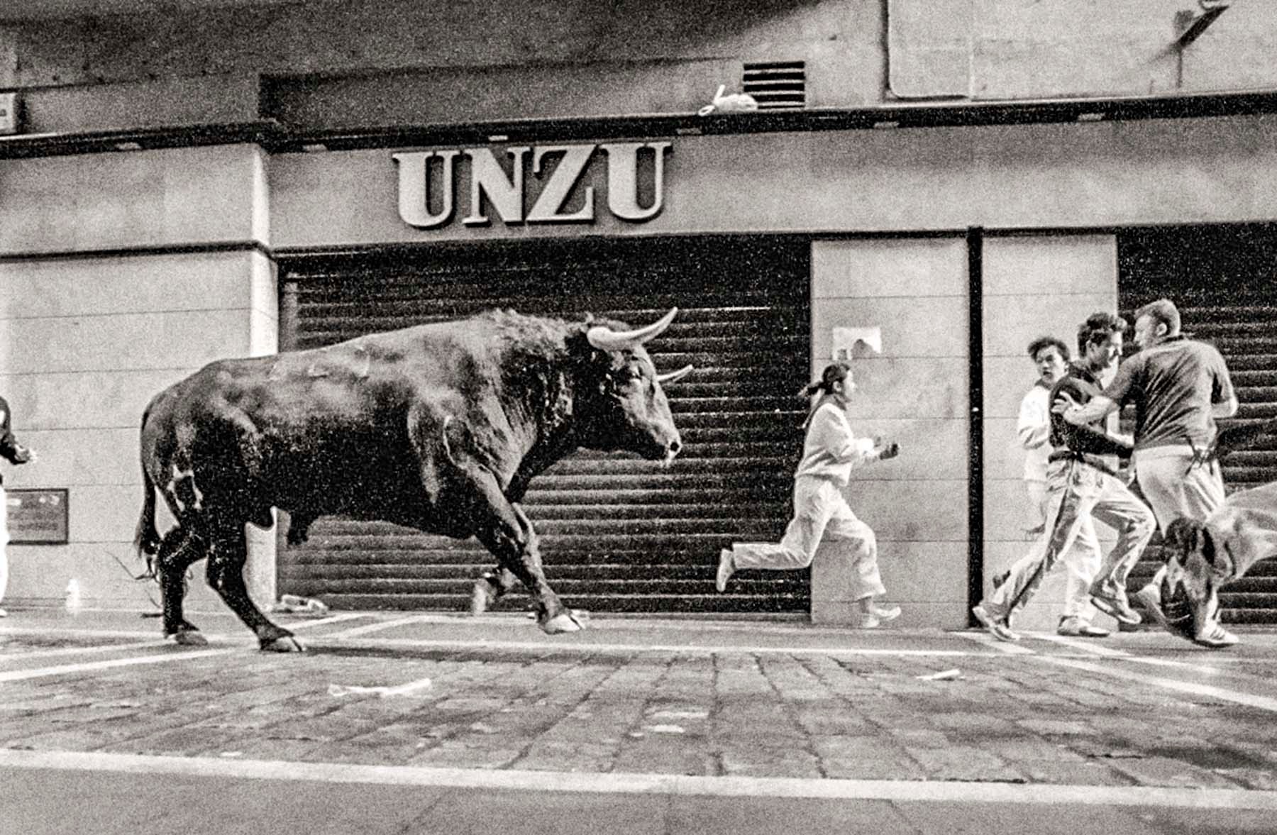 Foto 04. Encierro en la calle Mercaderes por delante de la fachada de la inolvidable Casa Unzu (Foto Javier Ochoa Martínez, cortesía del autor)