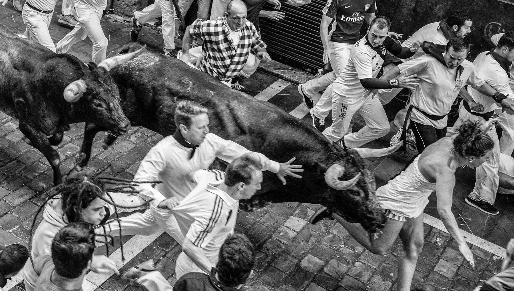 Foto 05. Una de las primeras corredoras del encierro de Pamplona (Foto Javier Ochoa Martínez, cortesía del autor)