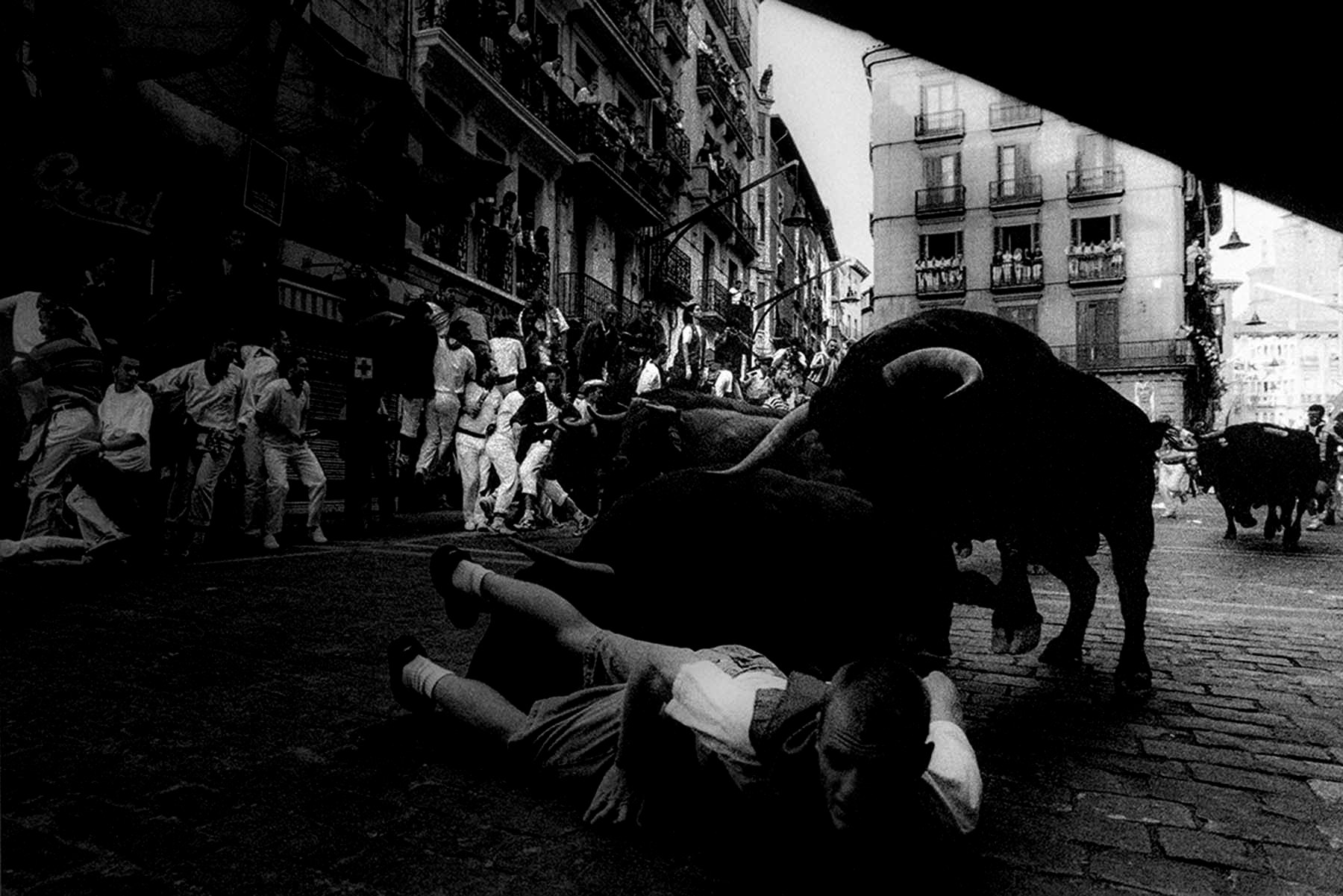 Foto 07. Contrapicado desde la curva de Mercaderes. Foto exhibida en el Salón San Fermín de 2005 (Foto Javier Ochoa Martínez, cortesía del autor)