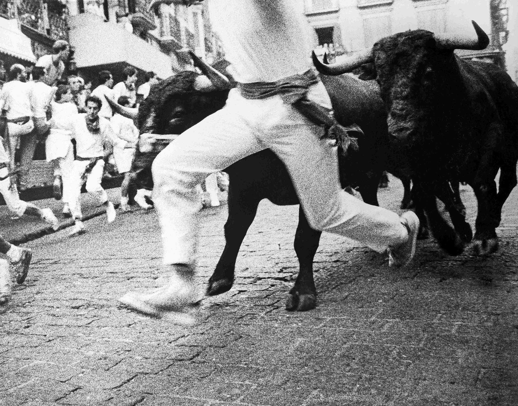 Foto 10. Encierro en Mercaderes. Foto exhibida en el Salón San Fermín de 2005 (Foto Javier Ochoa Martínez, cortesía del autor)