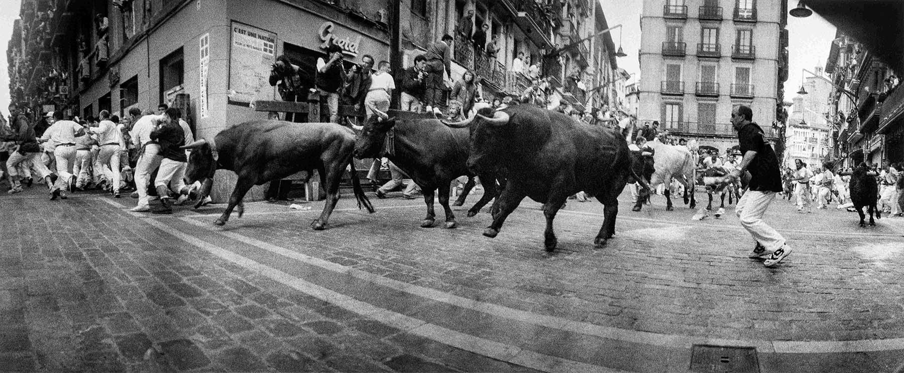 Foto 12. Panorámica de la curva de Mercaderes. Foto exhibida en el Salón San Fermín de 2005 (Foto Javier Ochoa Martínez, cortesía del autor)