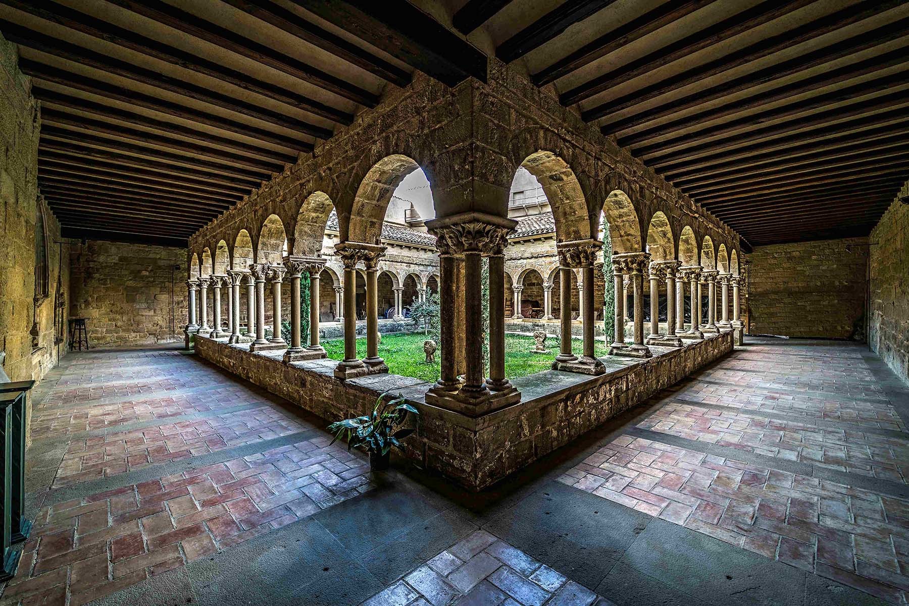 Foto 16. Aunque parezca mentira el bello claustro de la iglesia de San Pedro de Olite no se puede visitar (Foto Javier Ochoa Martínez, cortesía del autor)