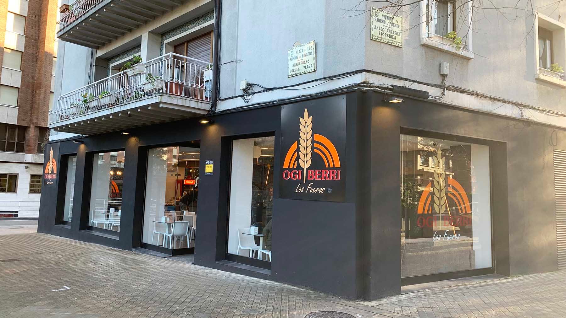 Fachada del Ogi Berri Los Fueros en la esquina entre la Plaza de los Fueros y la avenida de Sancho el Fuerte en Pamplona. Navarra.com
