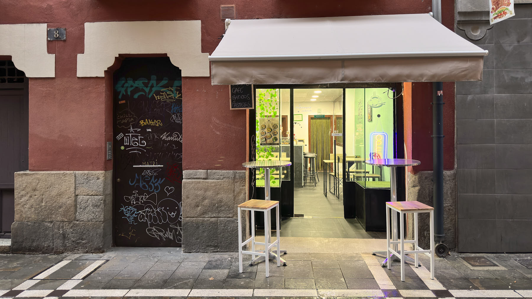 Manuela Alejandra Soto y Andrei Cristian Carutu han abierto la cafetería Moon Coffee, en la calle Tejería de Pamplona. IRANZU LARRASOAÑA