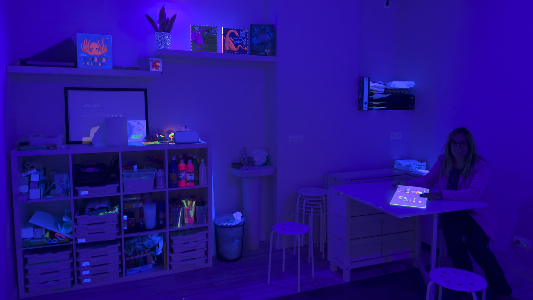 Miguel Sádaba, Nuria Ganuza y Mikel Gómez han abierto Kokea, una librería y espacio de talleres infantiles ubicada en el Soto Lezkairu en Pamplona. IRANZU LARRASOAÑA