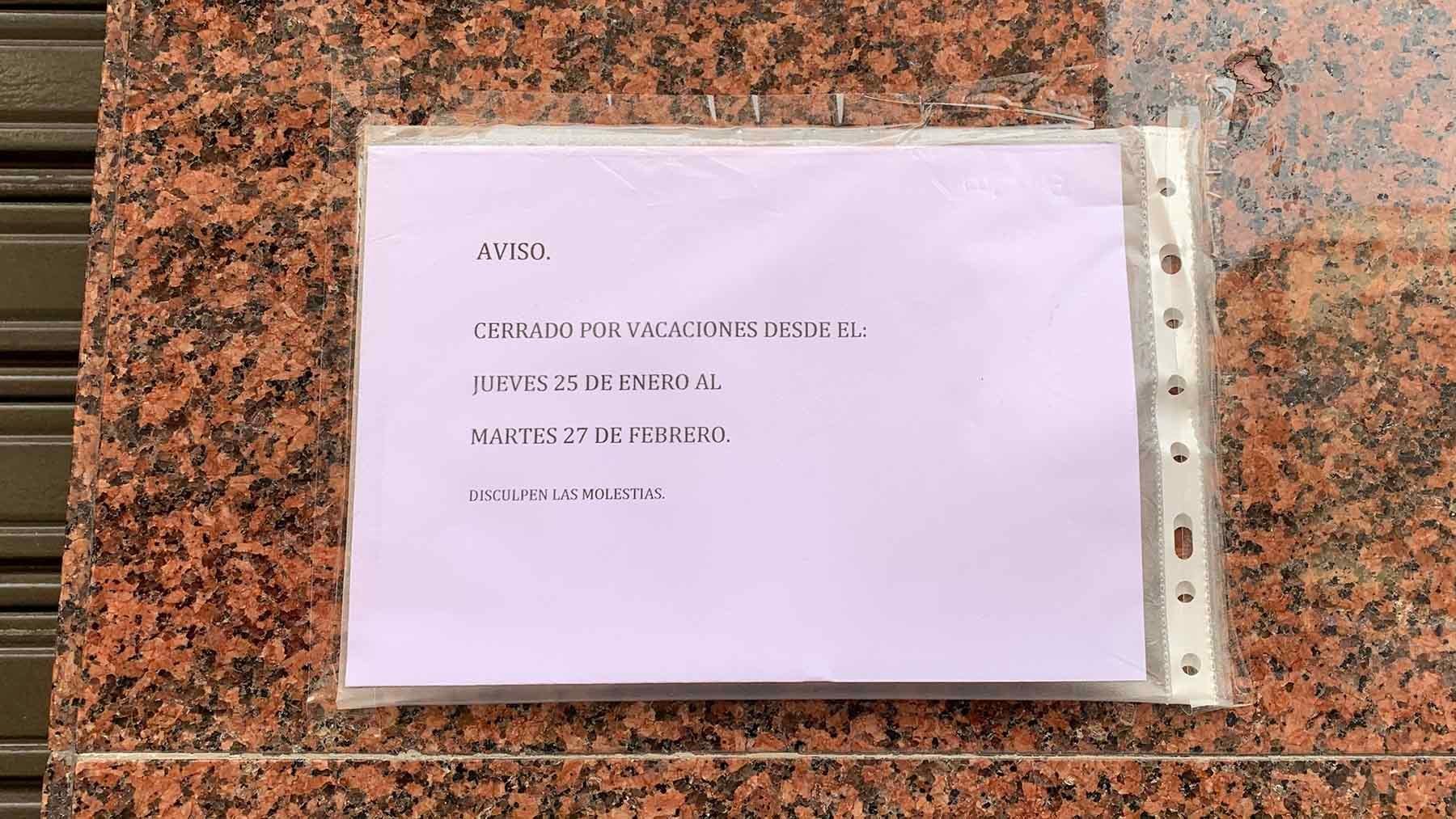 Cartel del bar Danubio donde se explica el motivo del cierre temporal. Navarra.com