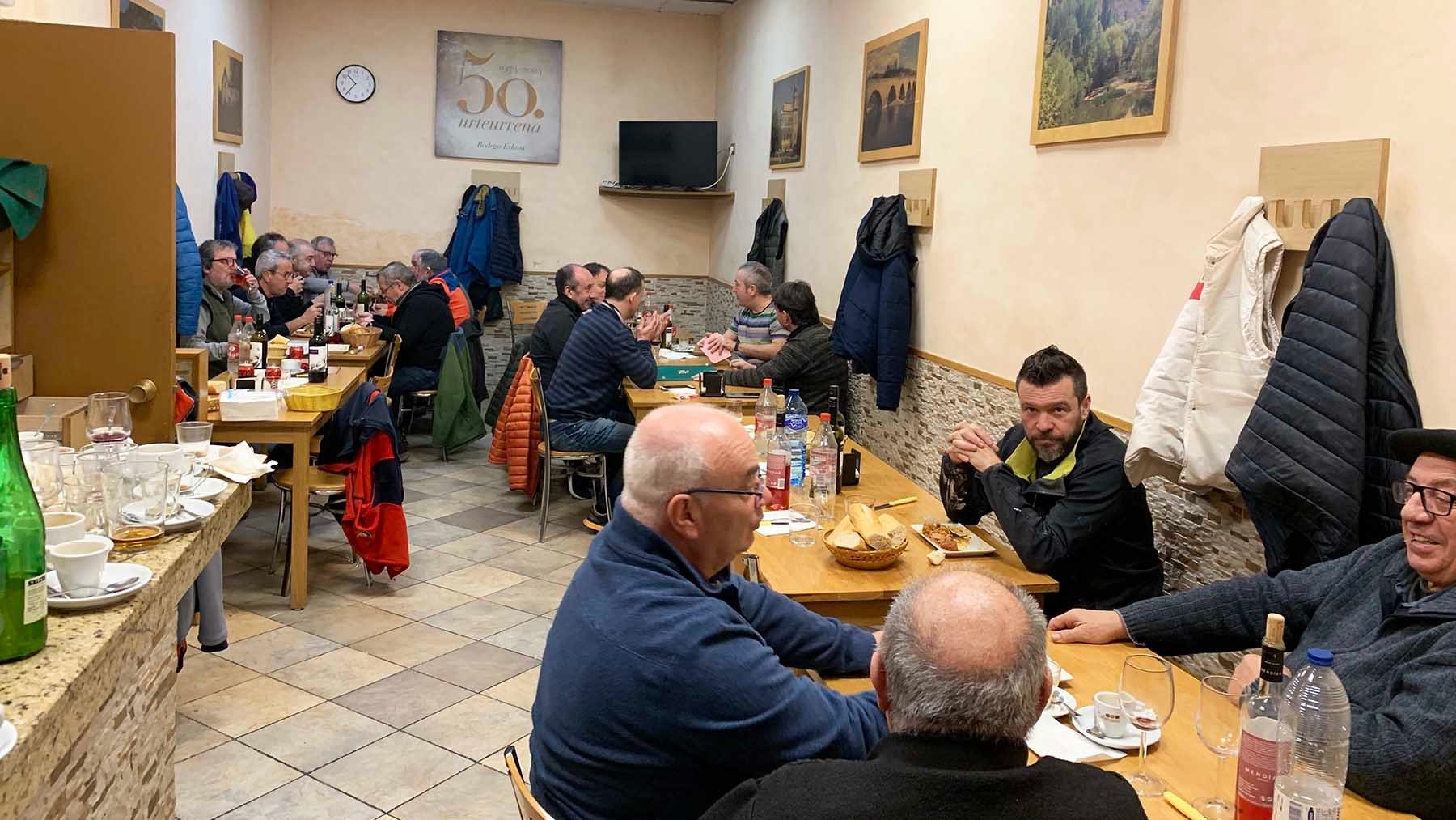 Los almuerzos llenan el comedor de la Bodega Eslava en Burlada. Navarra.com