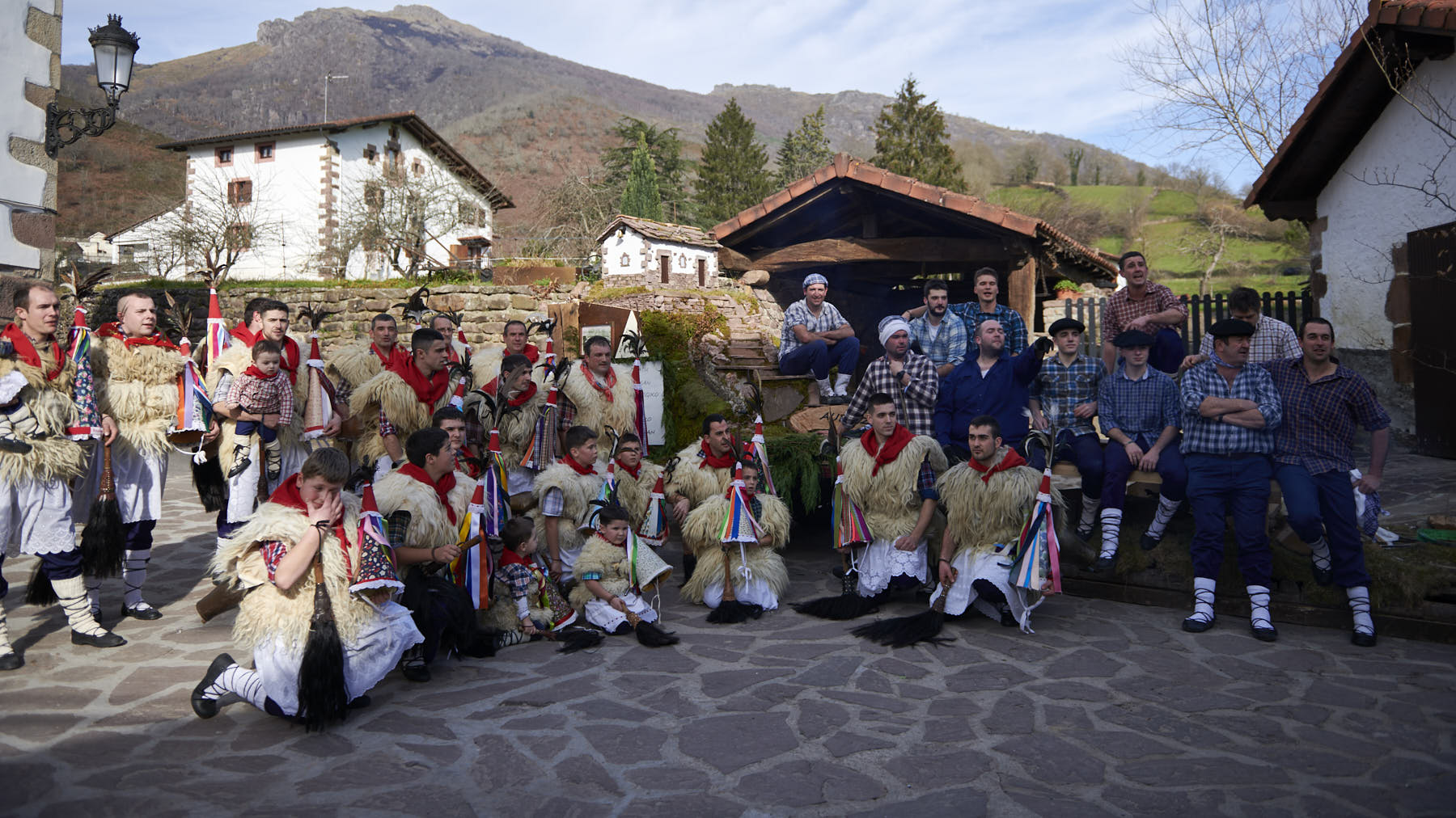 Los joaldunaks de Zubieta visitan a los de Ituren en los carnavales de 2024. IRANZU LARRASOAÑA