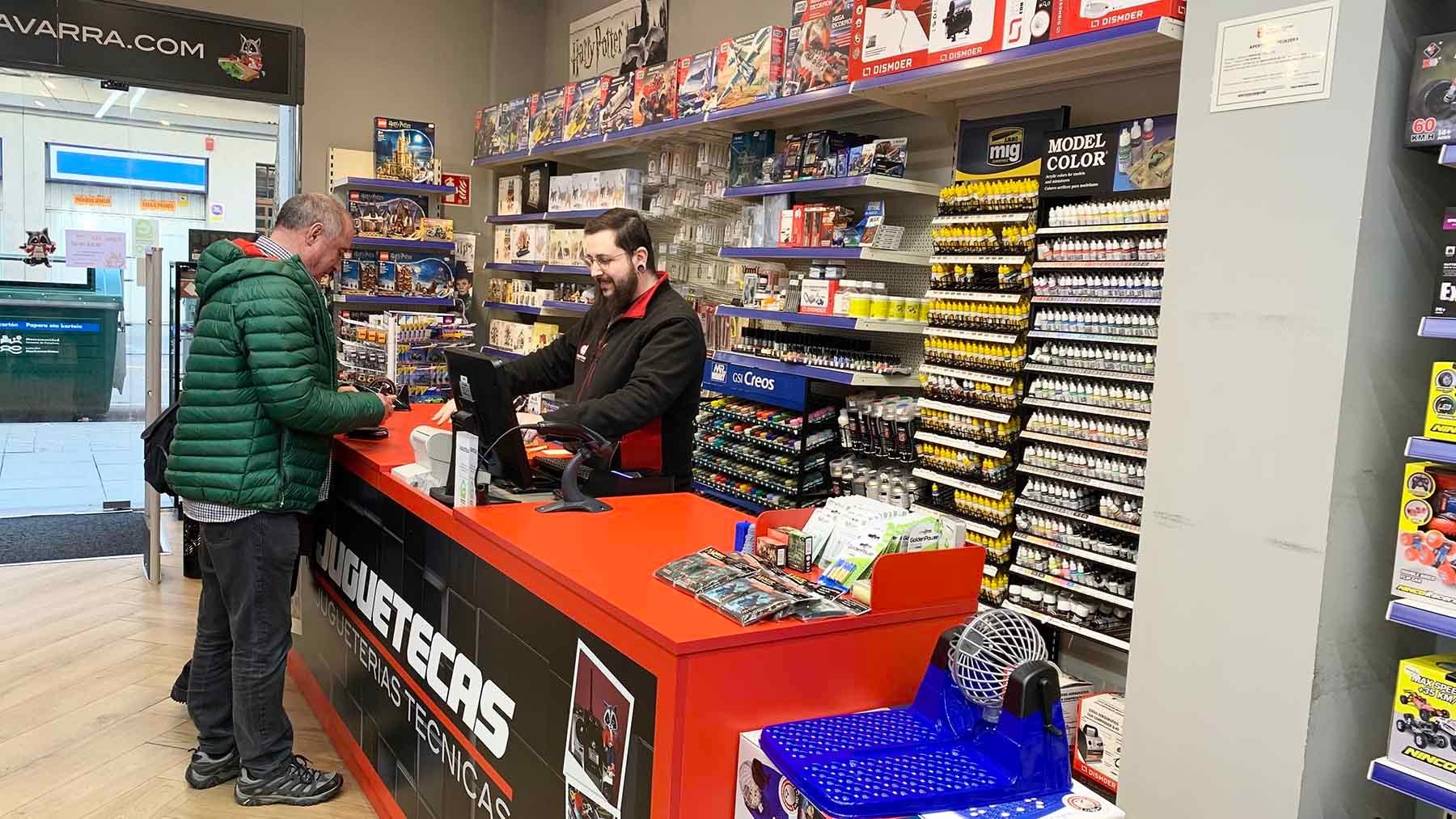 Interior de la tienda Juguetecas en la calle San Fermín de Pamplona. Navarra.com