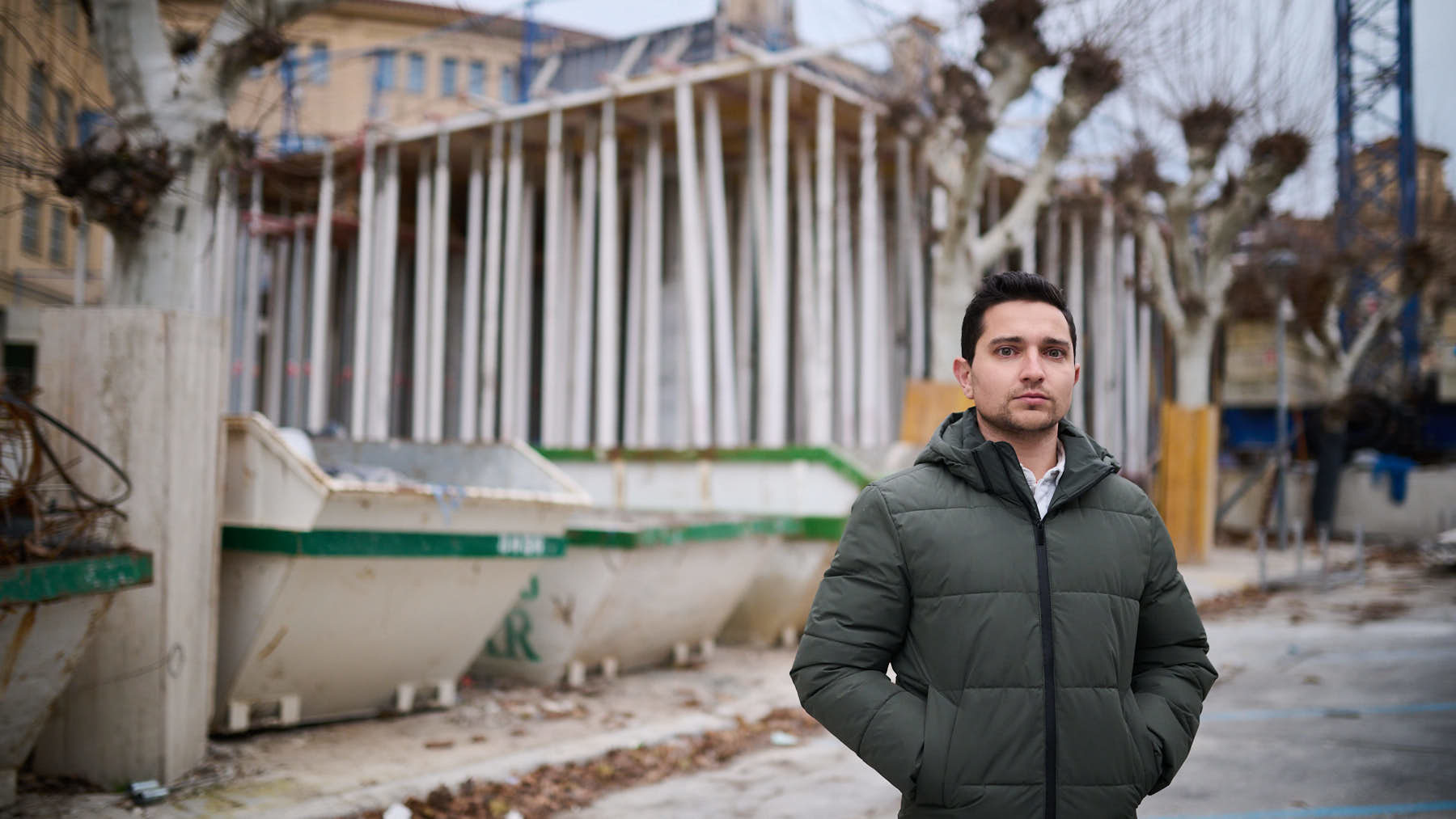 Joseba Ceberio delante de las obras de su casa. PABLO LASAOSA