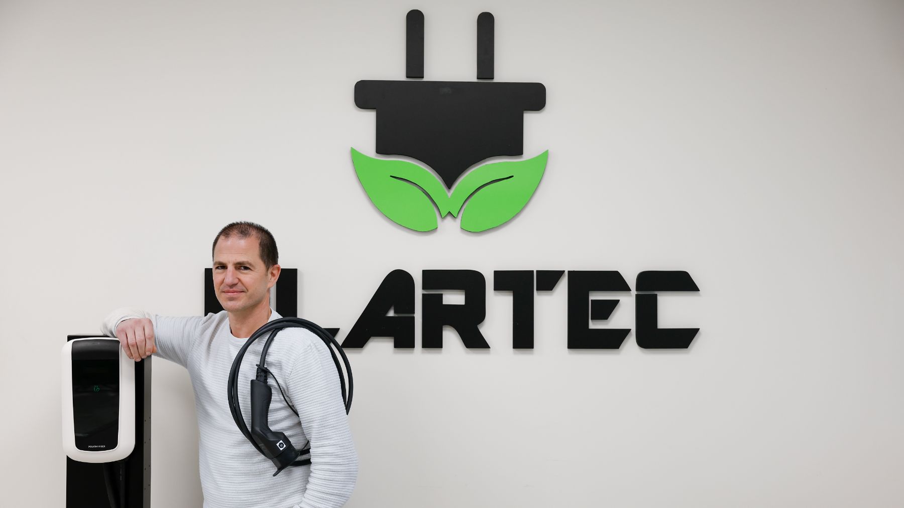 El CEO de la empresa Ulartec, Joseba Ulayar, durante la entrevista concedida a EFE tras recibir en Alemania uno de los reconocimientos internacionales del diseño en los 'German Design Award 2024' por el cargador de vehículos eléctricos 'Policharger ÖN'. EFE/ Villar López