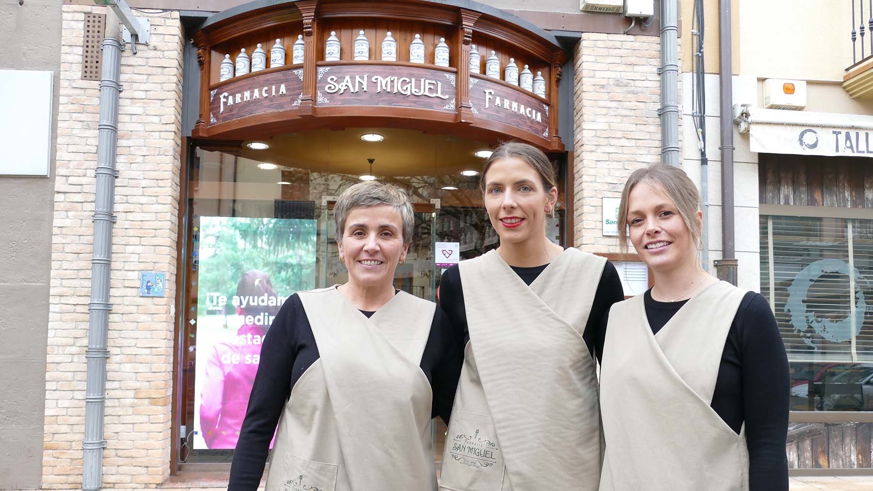 Equipo de la Farmacia San Miguel en Estella con Amaya Ugarte Arbeloa, Oihane Andueza Díaz y Ainhoa López San Martín. Cedida.