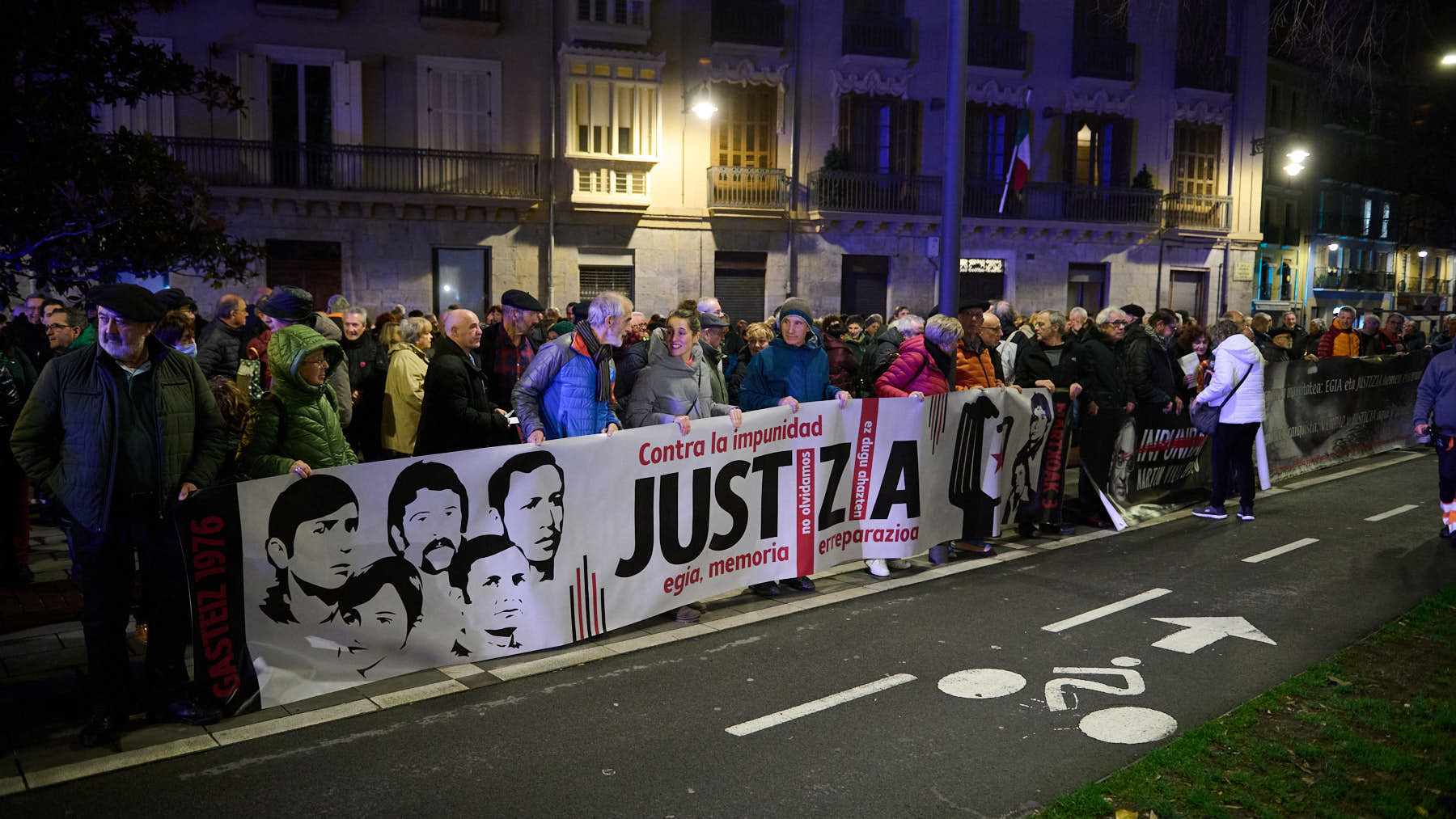 Protestas de la plataforma 'Sanfermines 78: gogoan!' por que el exministro Rodolfo Martín Villa asiste a la presentación del libro 'El Amejoramiento del fuero: la casa del pueblo navarro', de Jaime Ignacio del Burgo.  PABLO LASAOSA