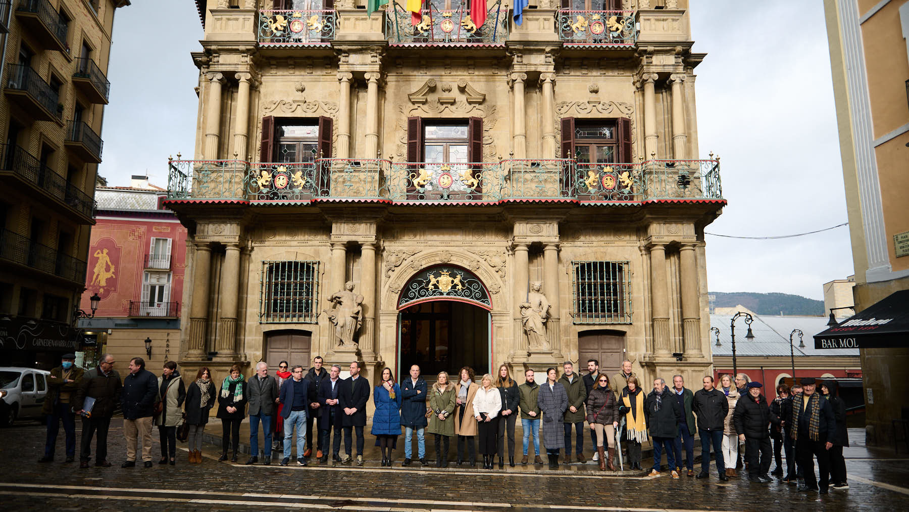 minuto de silencio convocado por UPN y PP en memoria de los guardias civiles fallecidos en Barbate con ausencia de Bildu, Geroa Bai e I-E. PABLO LASAOSA