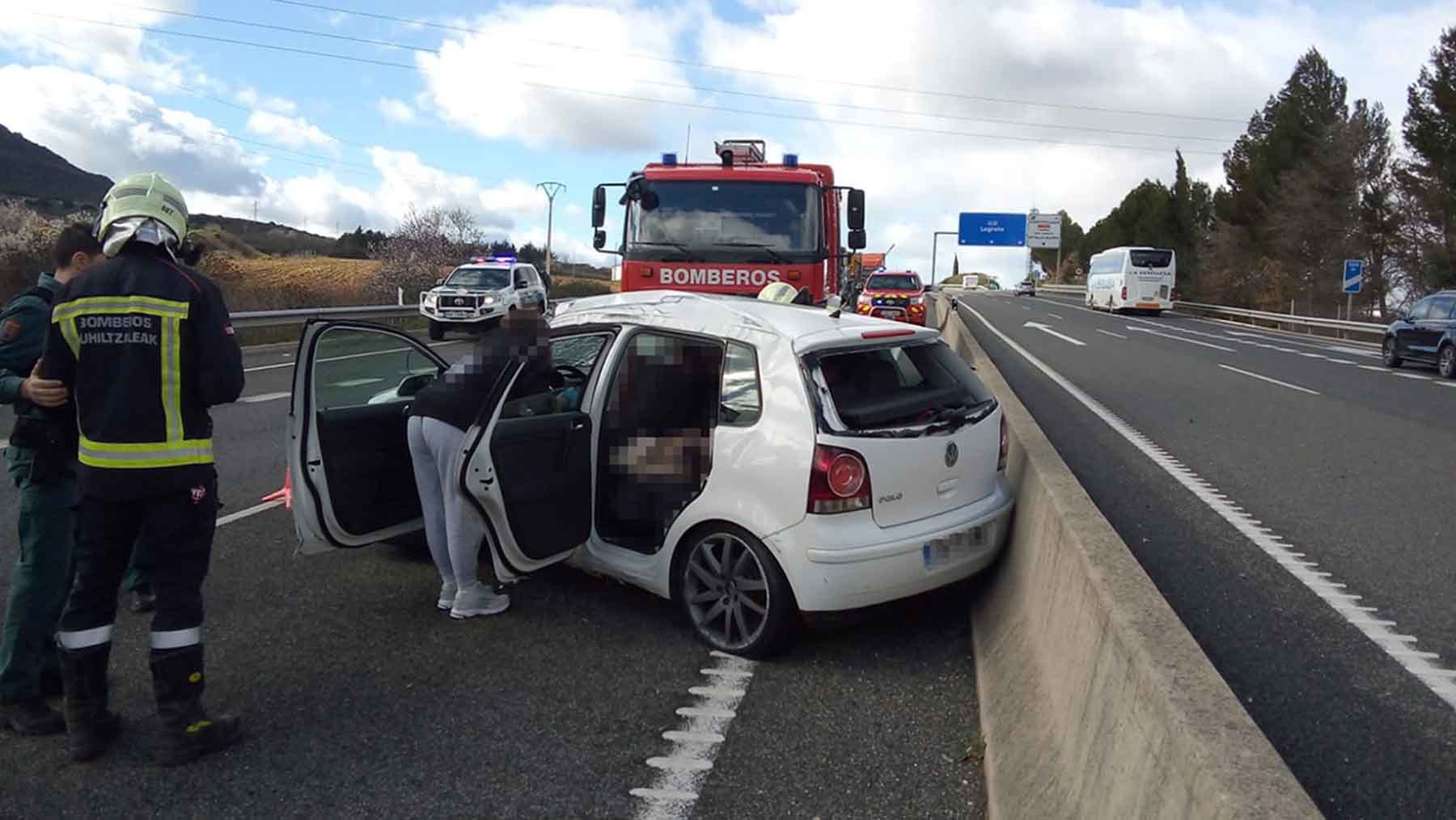 Fotografía del coche accidentado en Estella. BOMBEROS DE NAVARRA