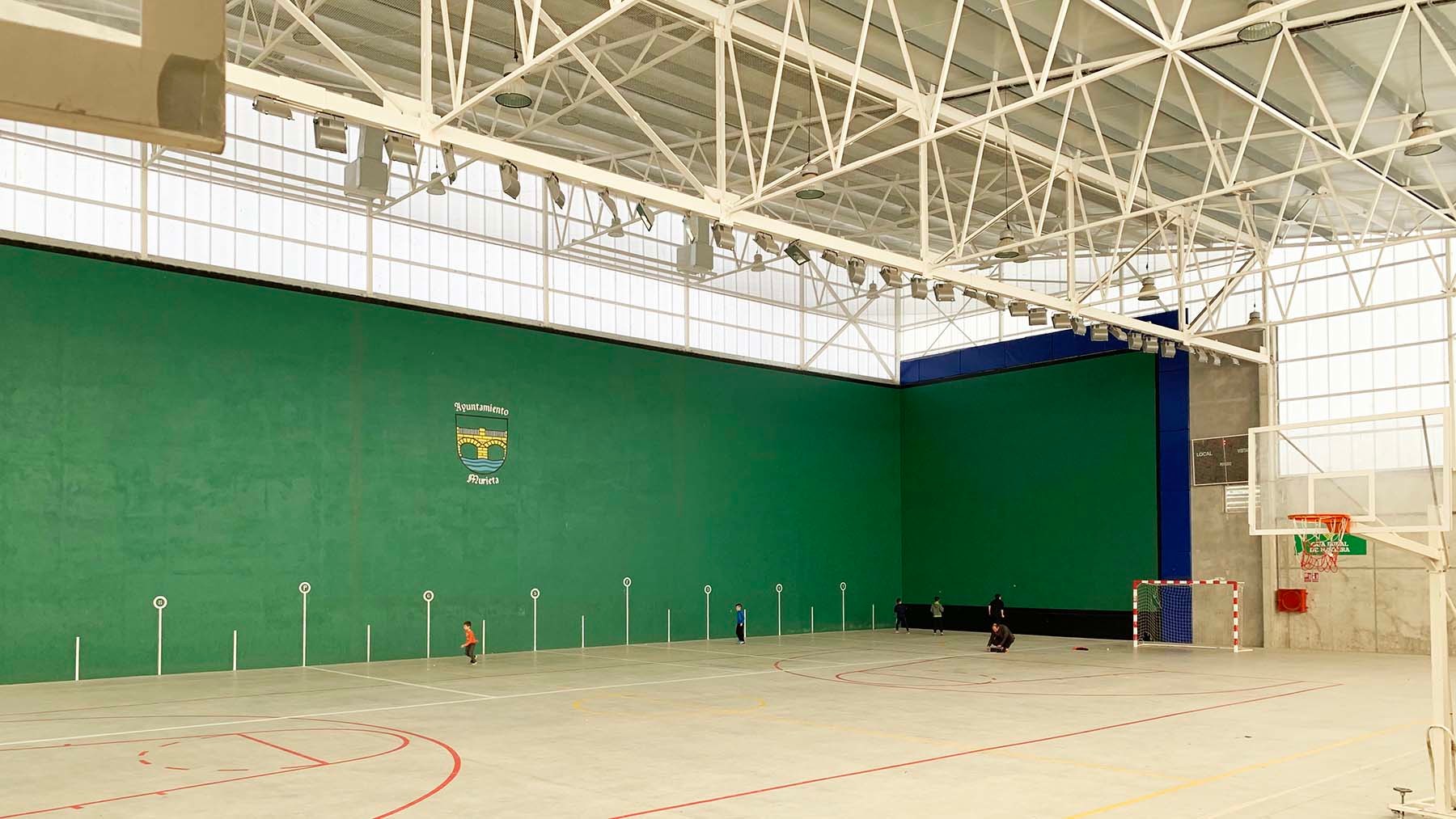 Interior del polideportivo Ezpeldoia en la localidad de Murieta. Navarra.com