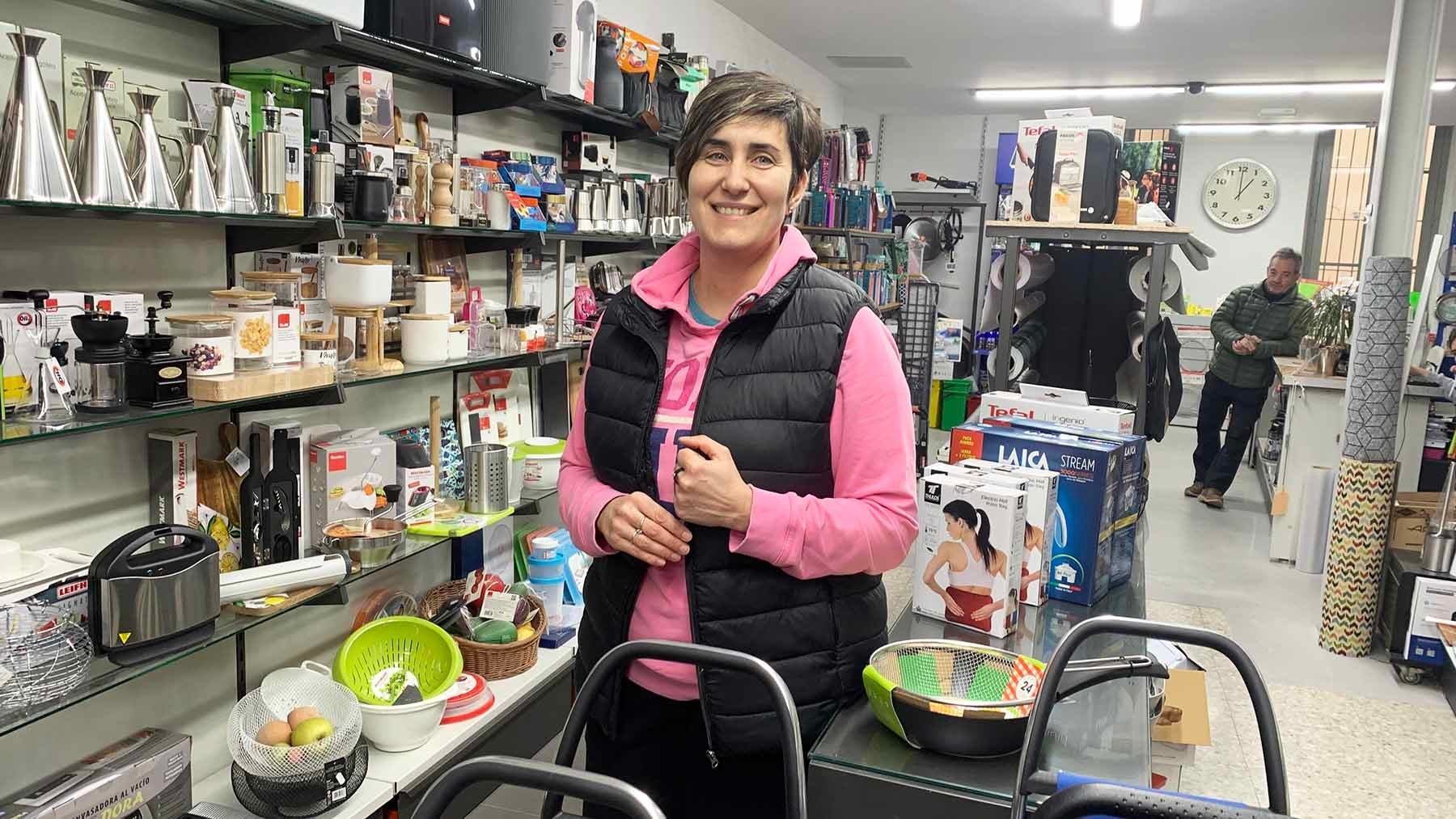 Marta Valencia en la ferretería El Aragonés en la calle Mayor de Estella. Navarra.com