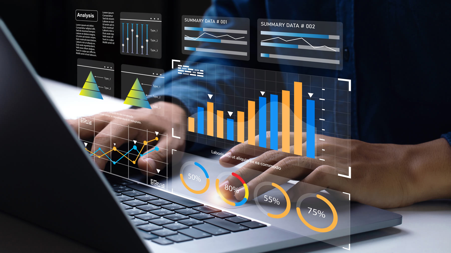 Una persona anlizando datos con un ordenador. SHUTTERSTCOK
