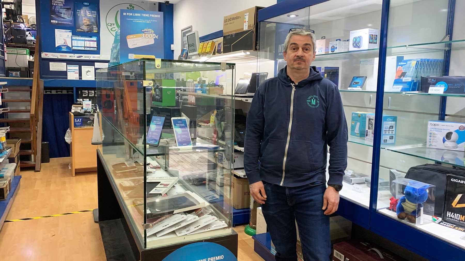 Mikel Gastearena en su tienda de informática Sugandila en la calle Paulino Caballero de Pamplona. Navarra.com