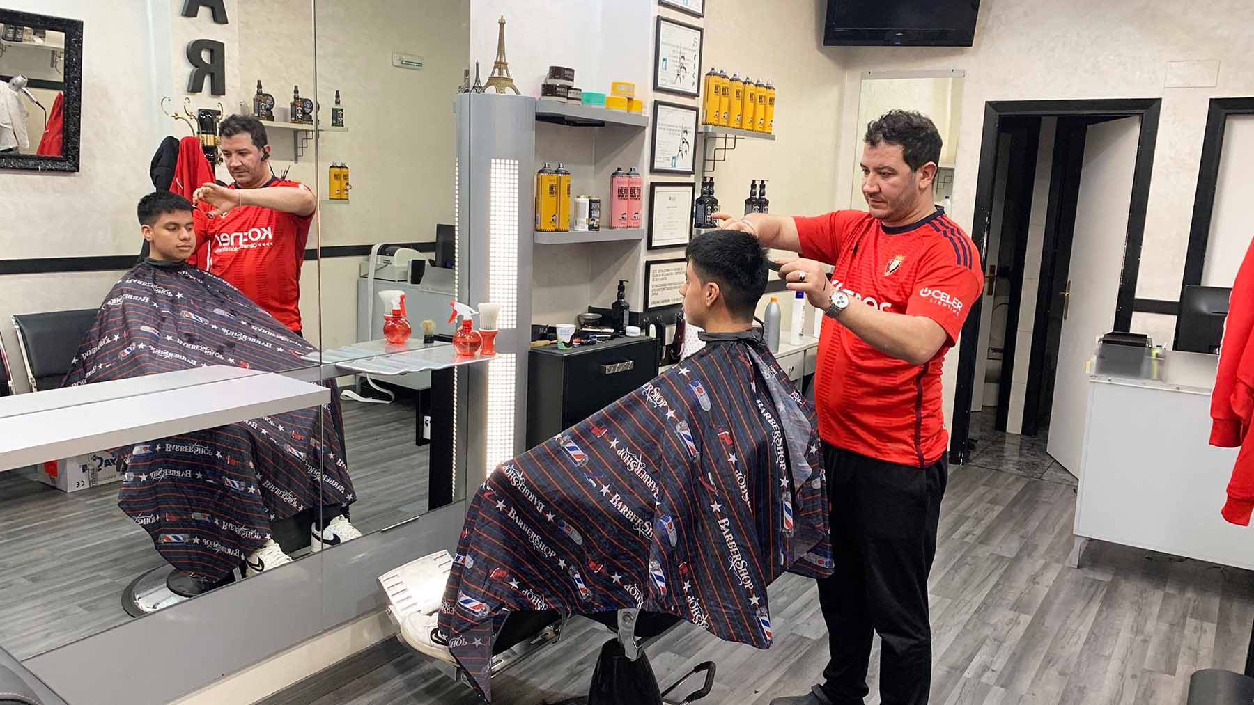 Najib Ez Zaher en su peluquería de la calle Manuel de Falla en Pamplona. Navarra.com