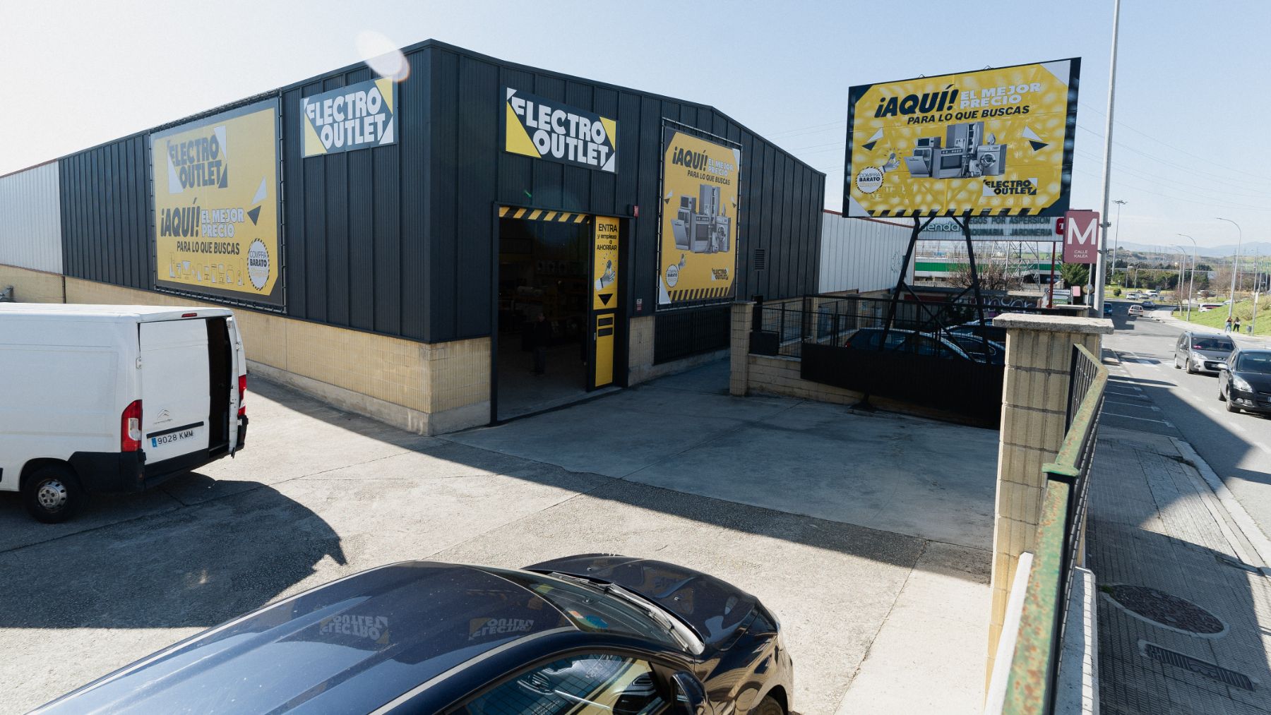 Fachada de Electro Outlet. TAMARA GARCÉS
