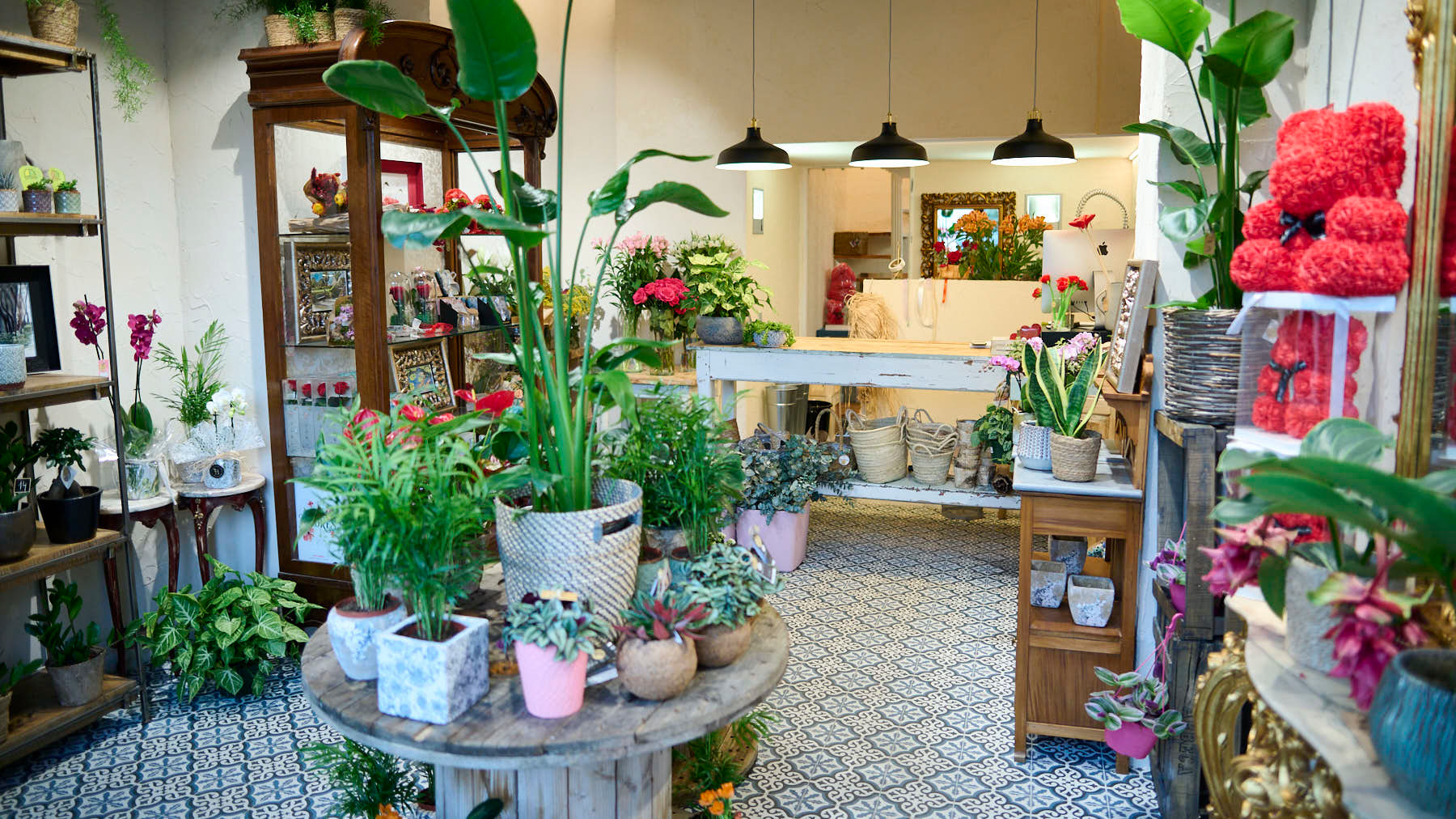 Flores El Bosquecillo, en la calle Navas de Tolosa 27 de Pamplona. PABLO LASAOSA