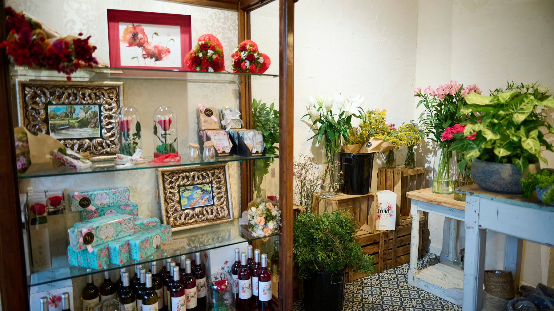 Flores El Bosquecillo, en la calle Navas de Tolosa 27 de Pamplona. PABLO LASAOSA