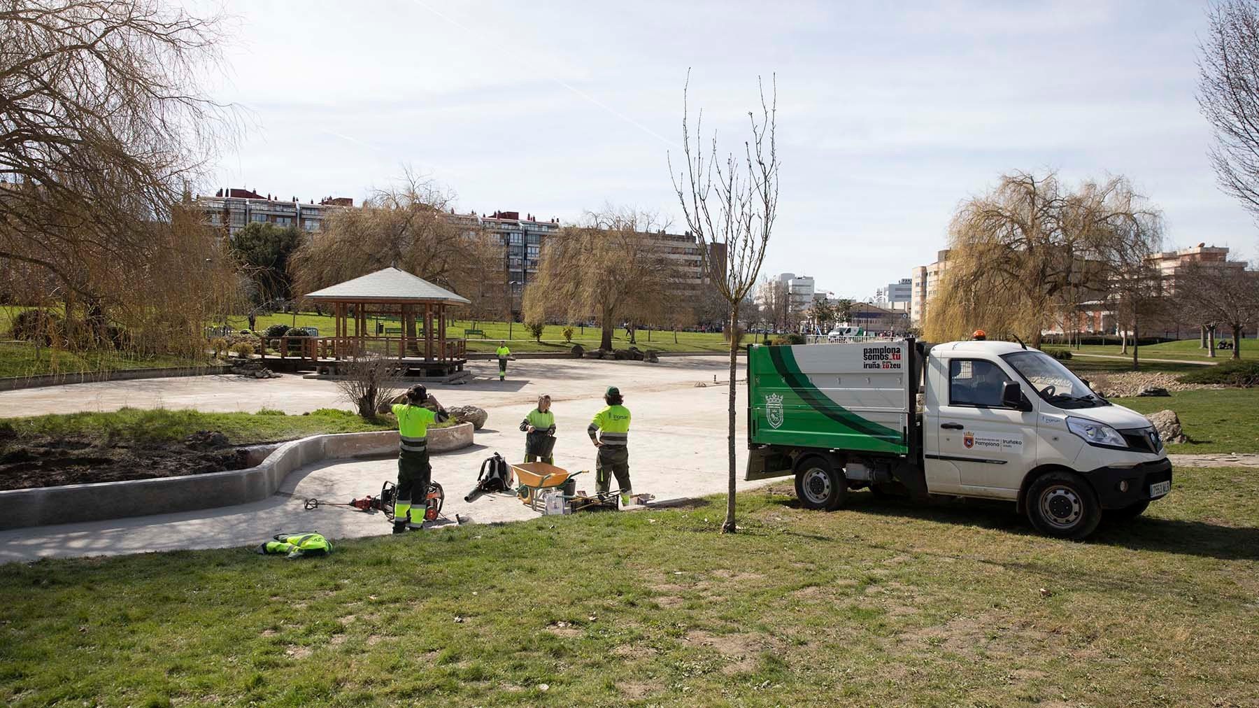 Las labores de limpieza y mantenimiento del lago del parque Yamaguchi de Pamplona incluyen la retirada de las pasarelas de madera deterioradas. AYUNTAMIENTO DE PAMPLONA