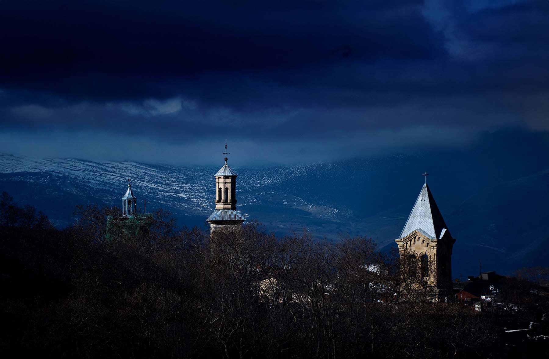 Foto 10. No, no es un montaje de Photoshop. Es una vista desde la barandilla de la Media Luna.  A la drcha. la torre de San Agustín y a la izda. las dos torres de San Cernín. (Foto José Torregrosa, cortesía del autor)