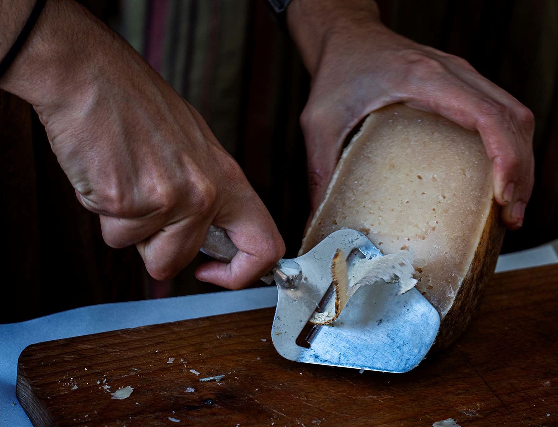 Foto 15. Cortando el queso del Roncal. (Foto José Torregrosa, cortesía del autor)