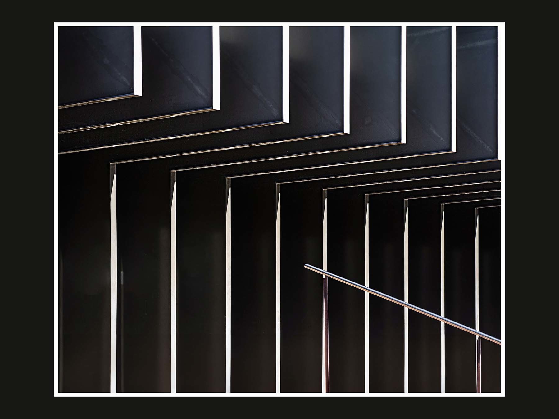 Foto 17. Puerta de entrada al edificio Navarrabiomed. La barandilla rompe la simetría. (Foto José Torregrosa, cortesía del autor)