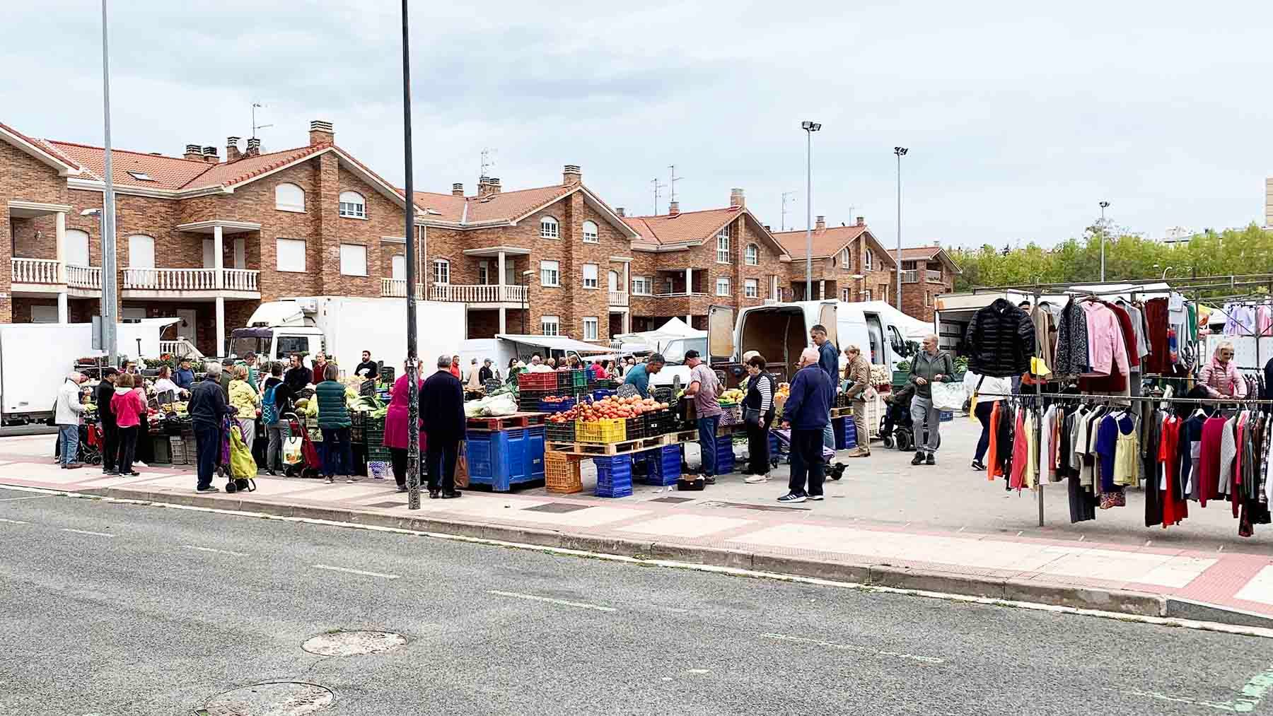 Imagen del mercadillo de fruta, verdura y ropa en Barañáin. Navarra.com