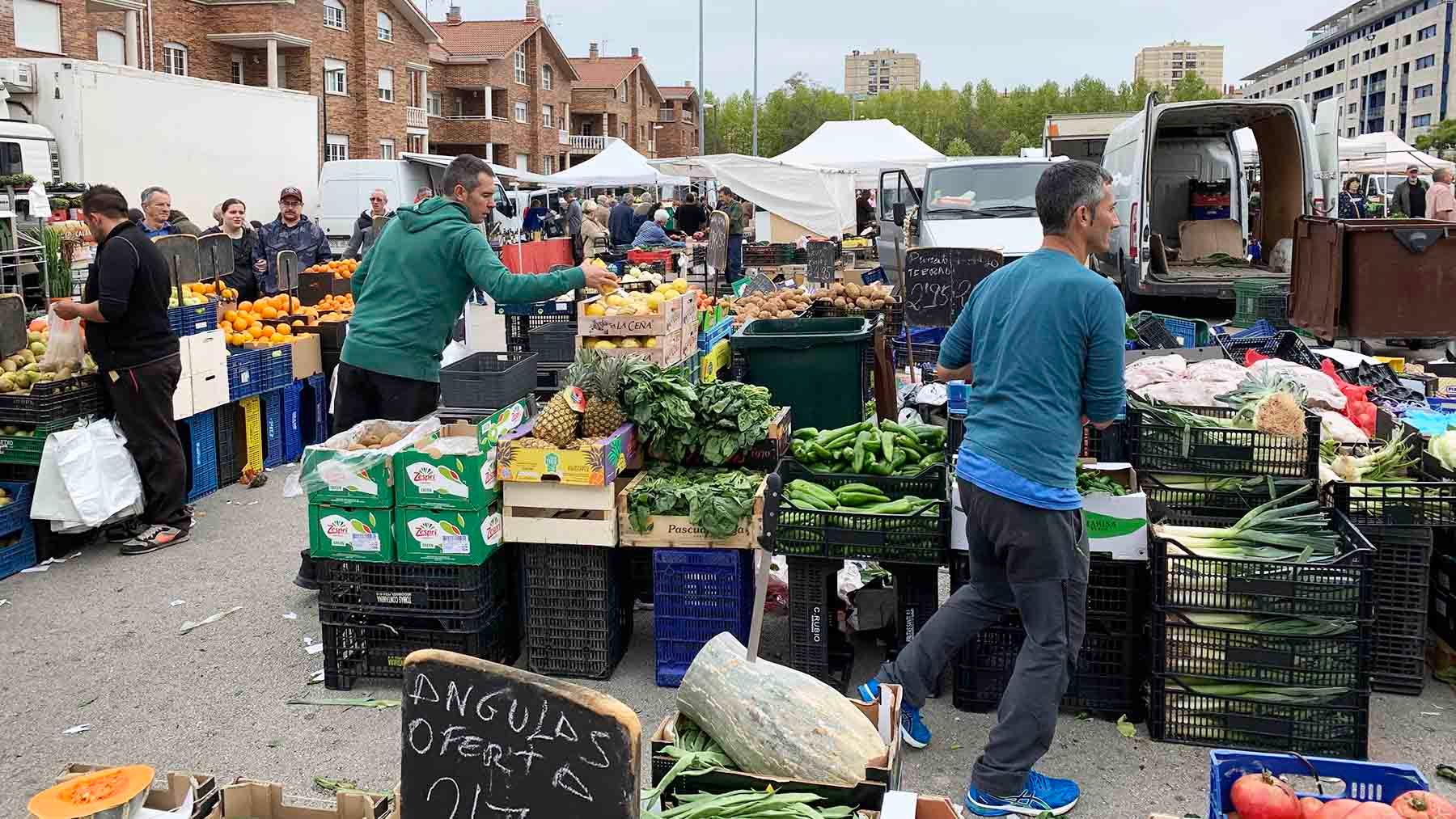 Puesto de venta del frutero de Lerín en el mercadillo de Barañáin. Navarra.com