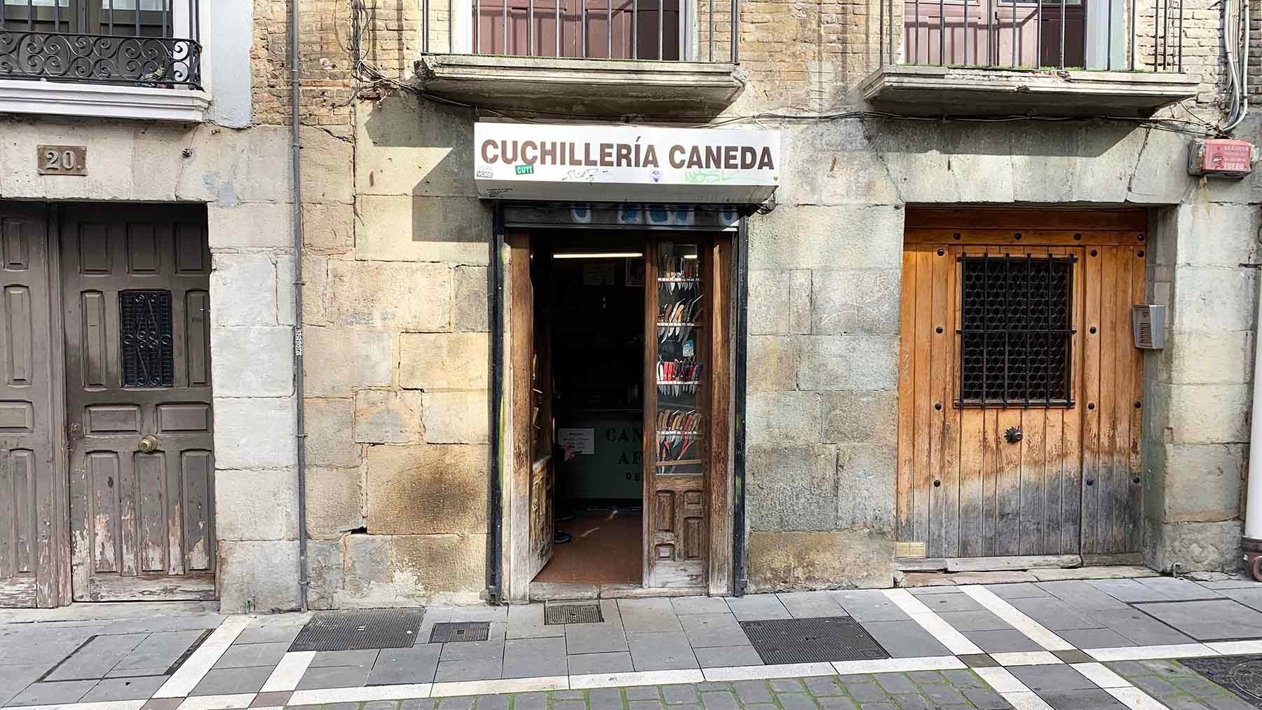 Puerta de entrada a la cuchillería Caneda en la calle de la Mañueta 20 en Pamplona. Navarra.com