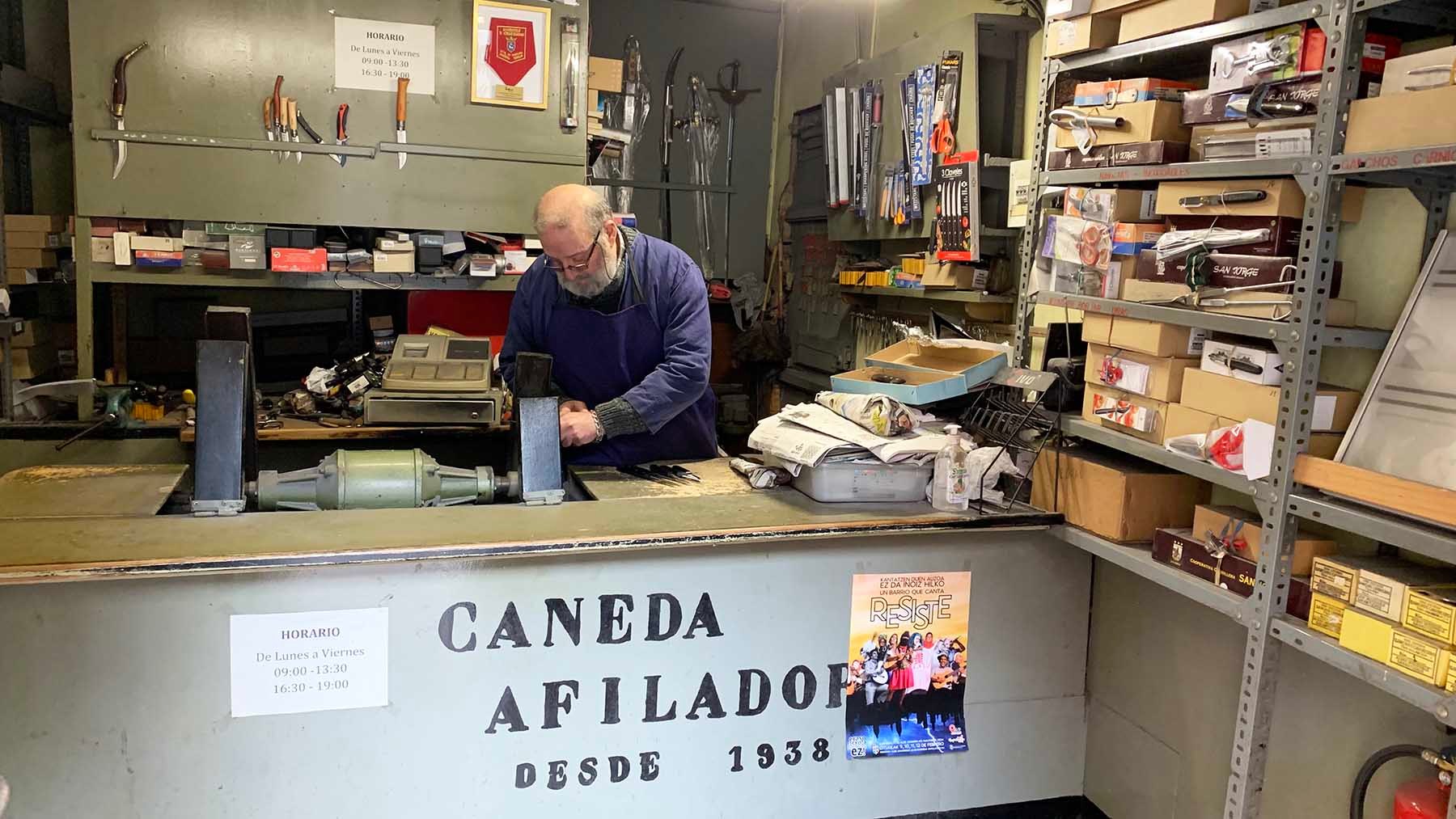 Juan Carlos Caneda trabajando en la cuchillería que lleva su apellido en Pamplona. Navarra.com