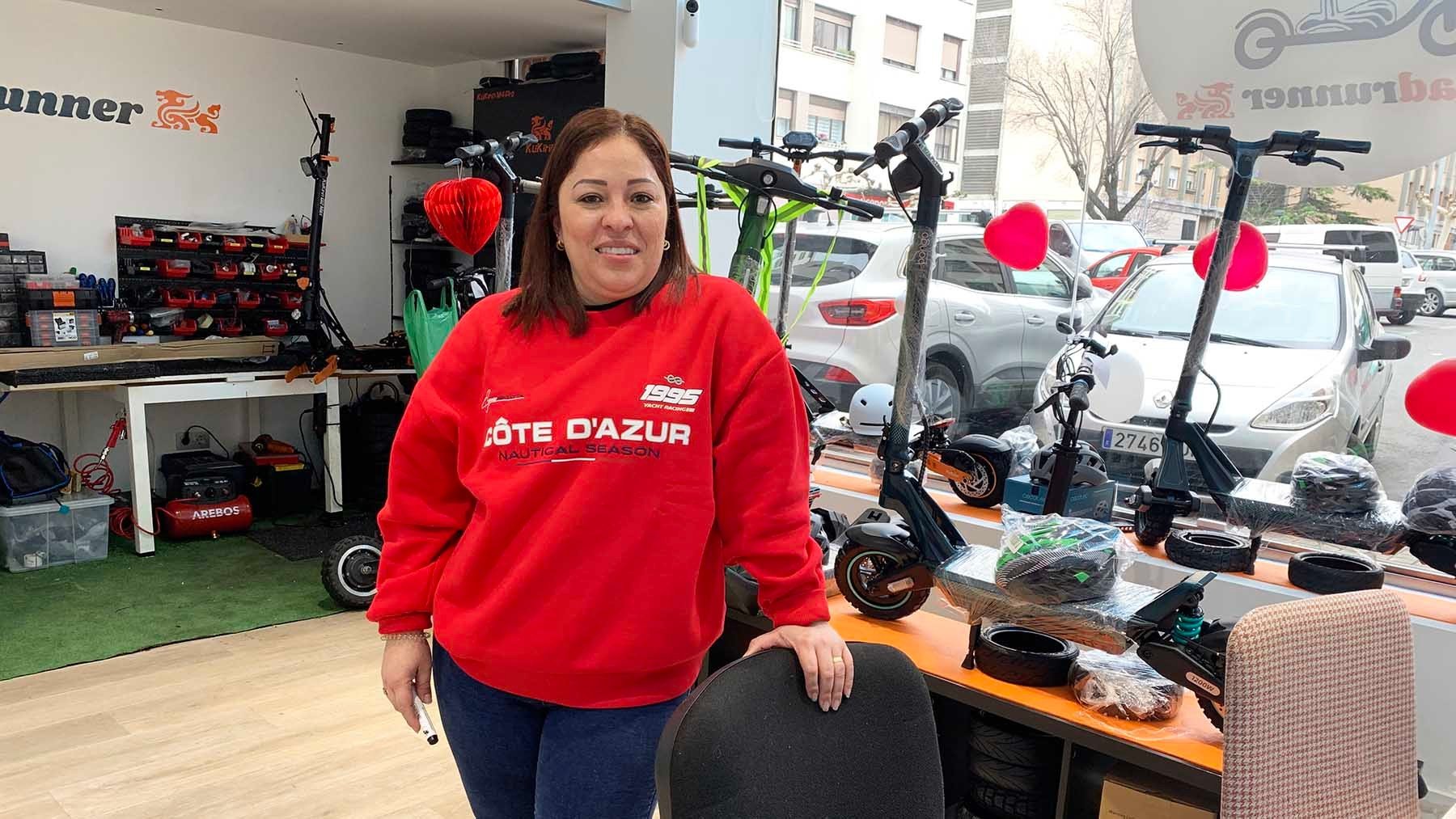 Andrea Bonilla en su tienda de patinetes eléctricos Road Runner en Barañáin. Navarra.com