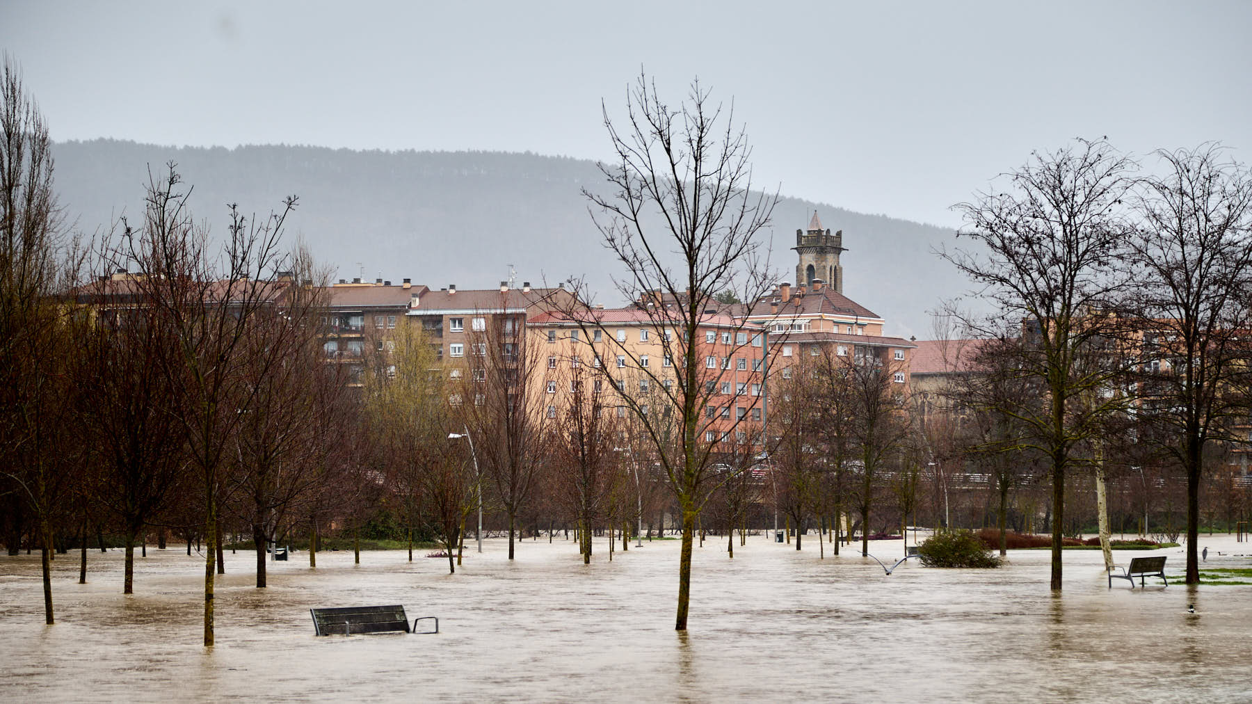 La crecida río Arga a su paso por Pamplona ha afectado a los parques y paseos próximos al río y ha obligado a la Policía Municipal a cortar el tráfico rodado y peatonal en varios puntos de la ciudad . IÑIGO ALZUGARAY